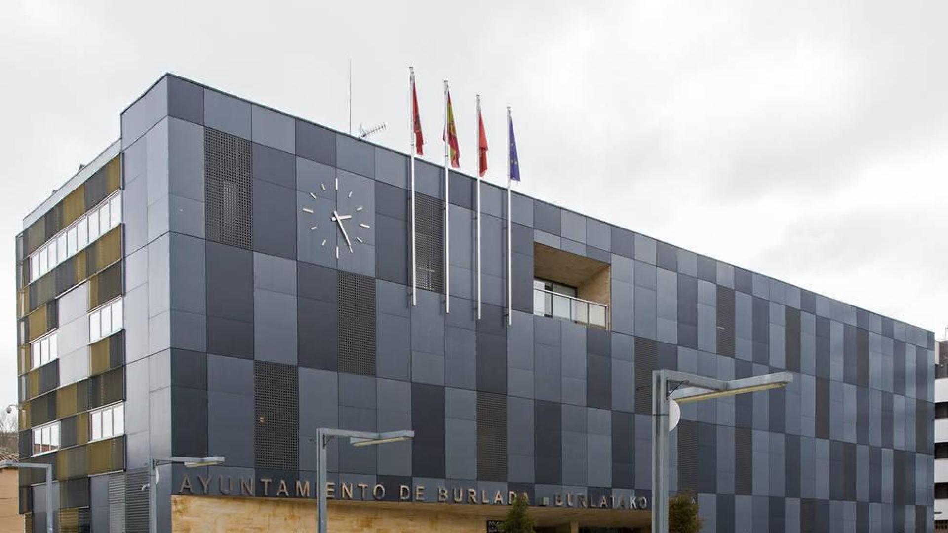 Fachada principal del edificio consistorial de Burlada.
