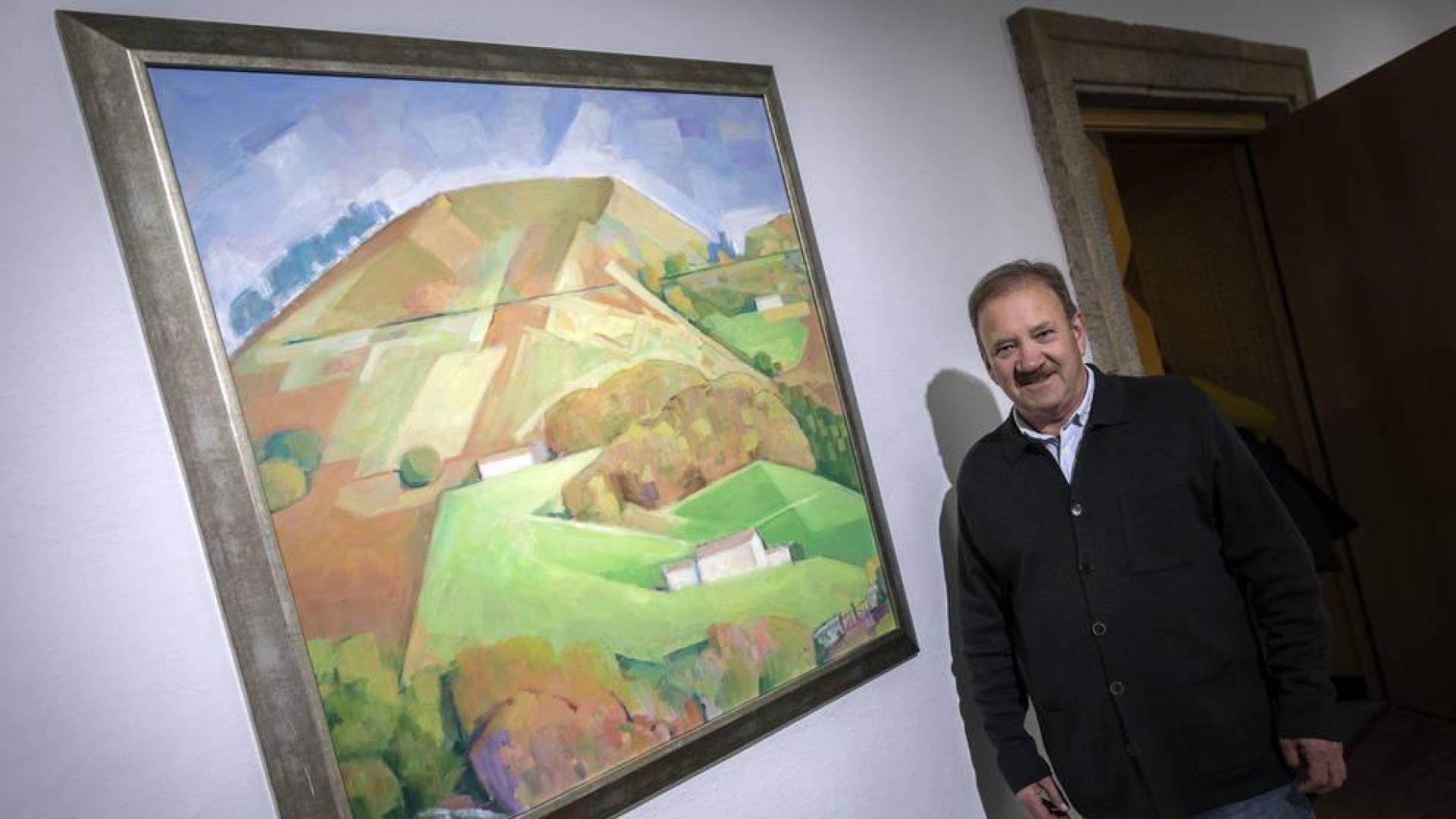 Tomás Sobrino posa ante uno de sus paisajes abstractos y coloristas, en la inauguración de la exposición de La Puerta Gótica.