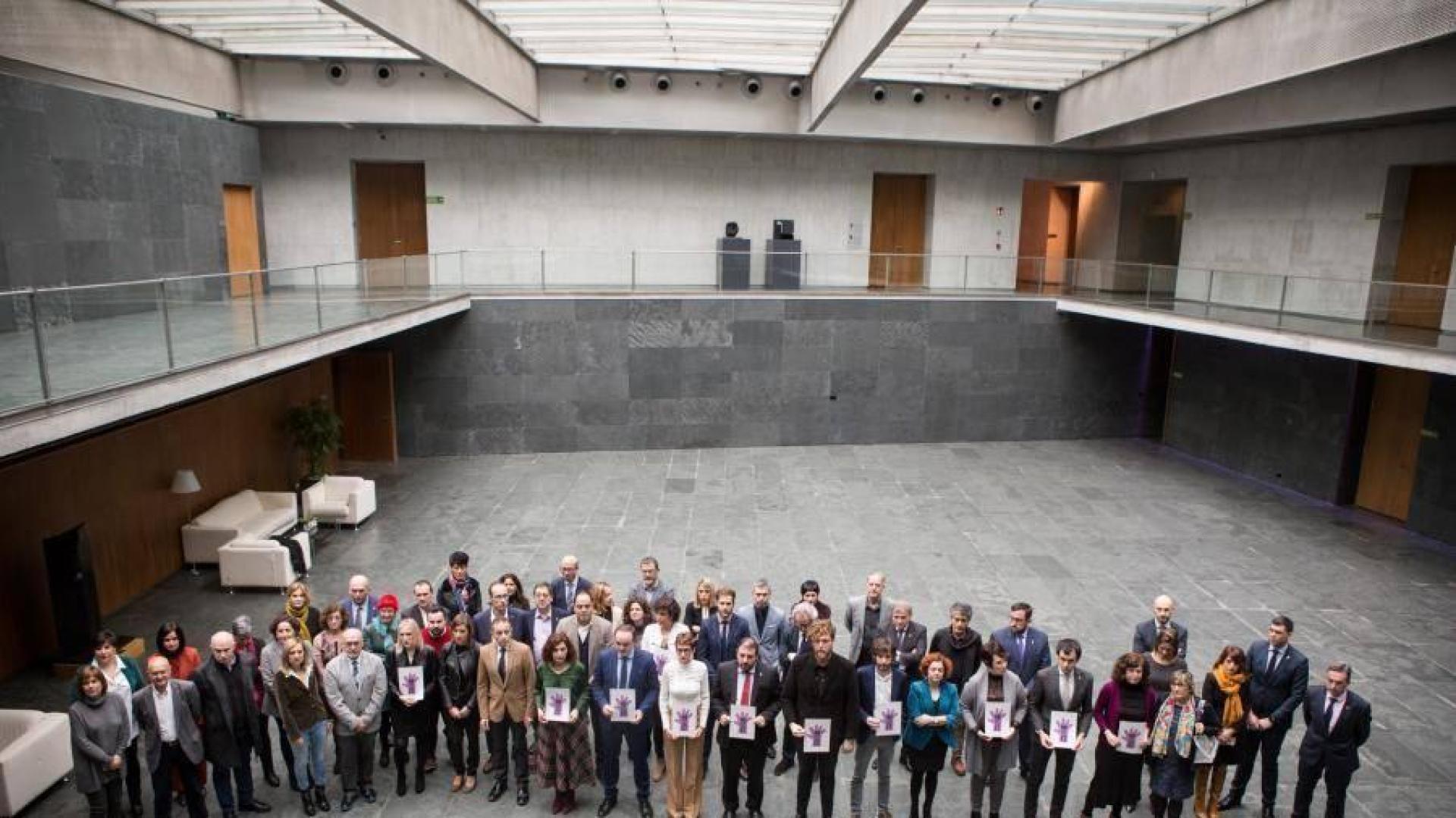 El Parlamento navarro guarda silencio por el asesinato de una mujer en Granada