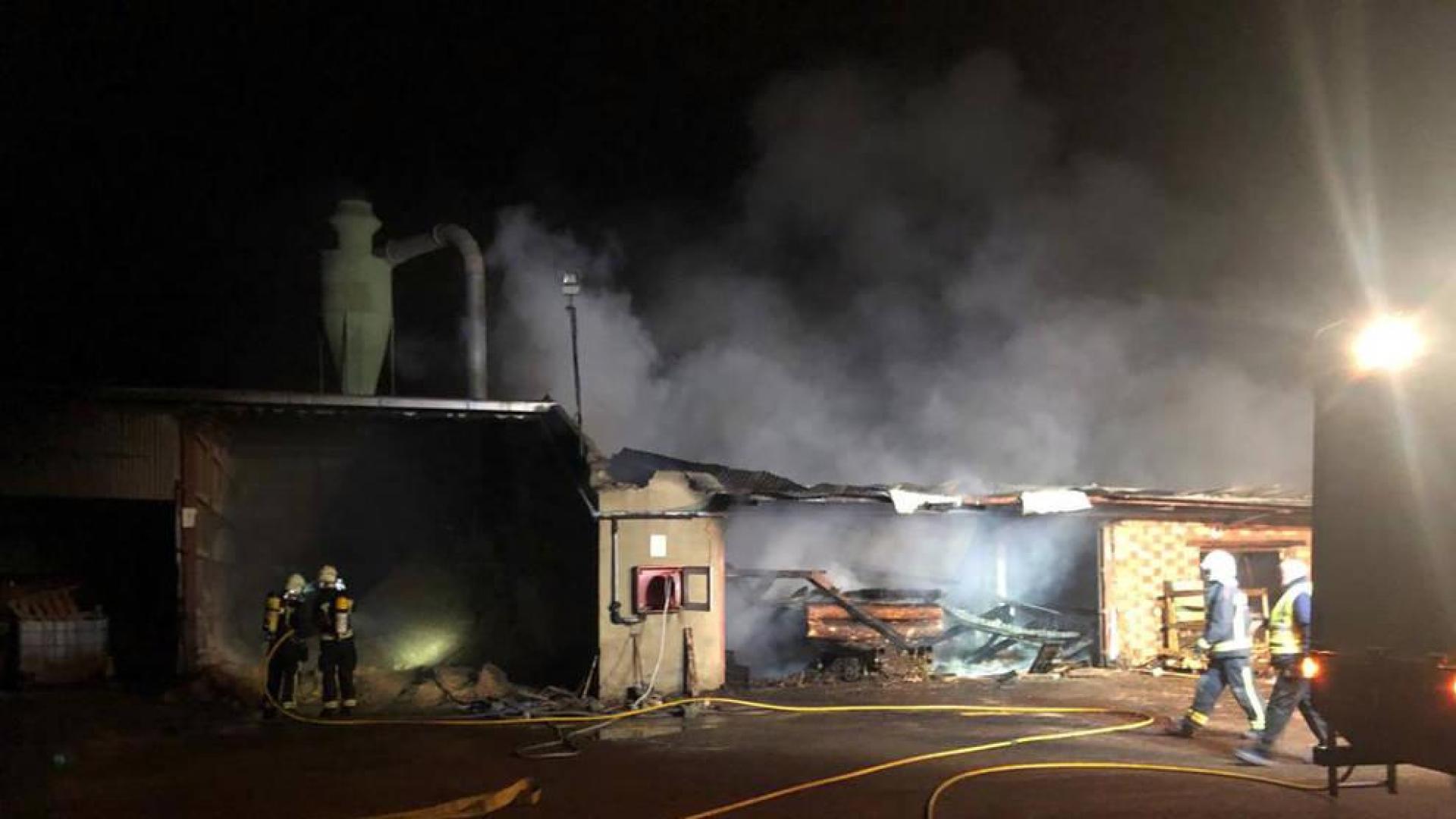 Un incendio causa importantes daños en una serrería de Cortes