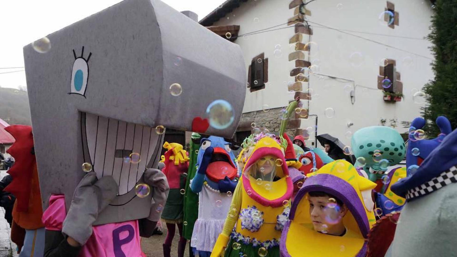 El mal tiempo y las bajas temperaturas no impidieron que decenas de vecinos de Sunbilla salieran a la calle para celebrar sus carnavales.
