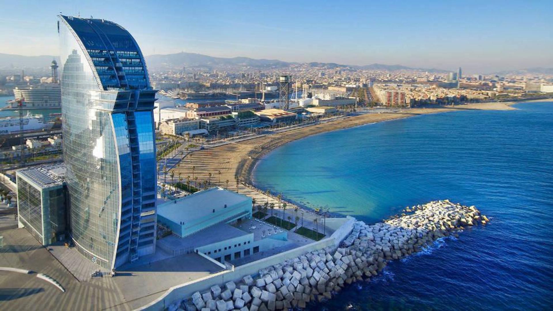 Vista de Barcelona con el famoso Hotel W en primer plano.
