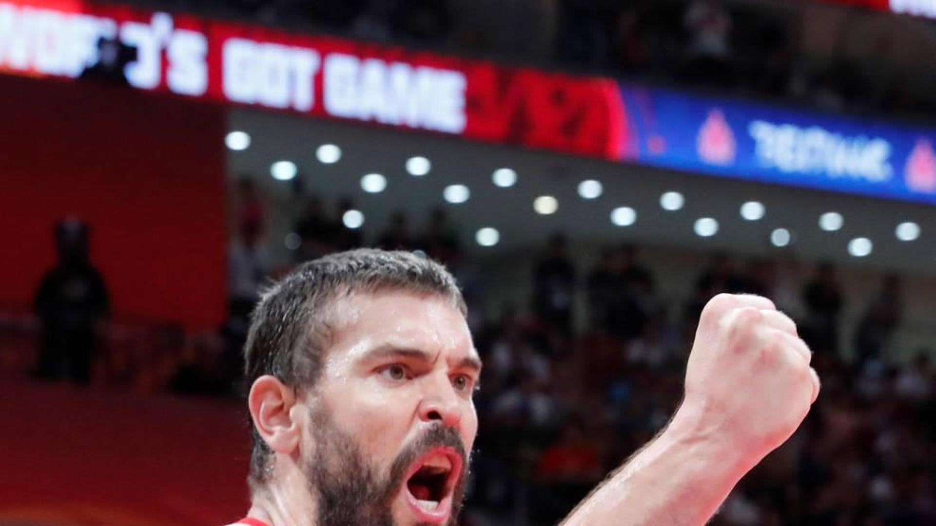 El pívot español Marc Gasol celebra la consecución de una canasta ante Australia durante el partido de la primera semifinal del Mundial de Baloncesto de China 2019