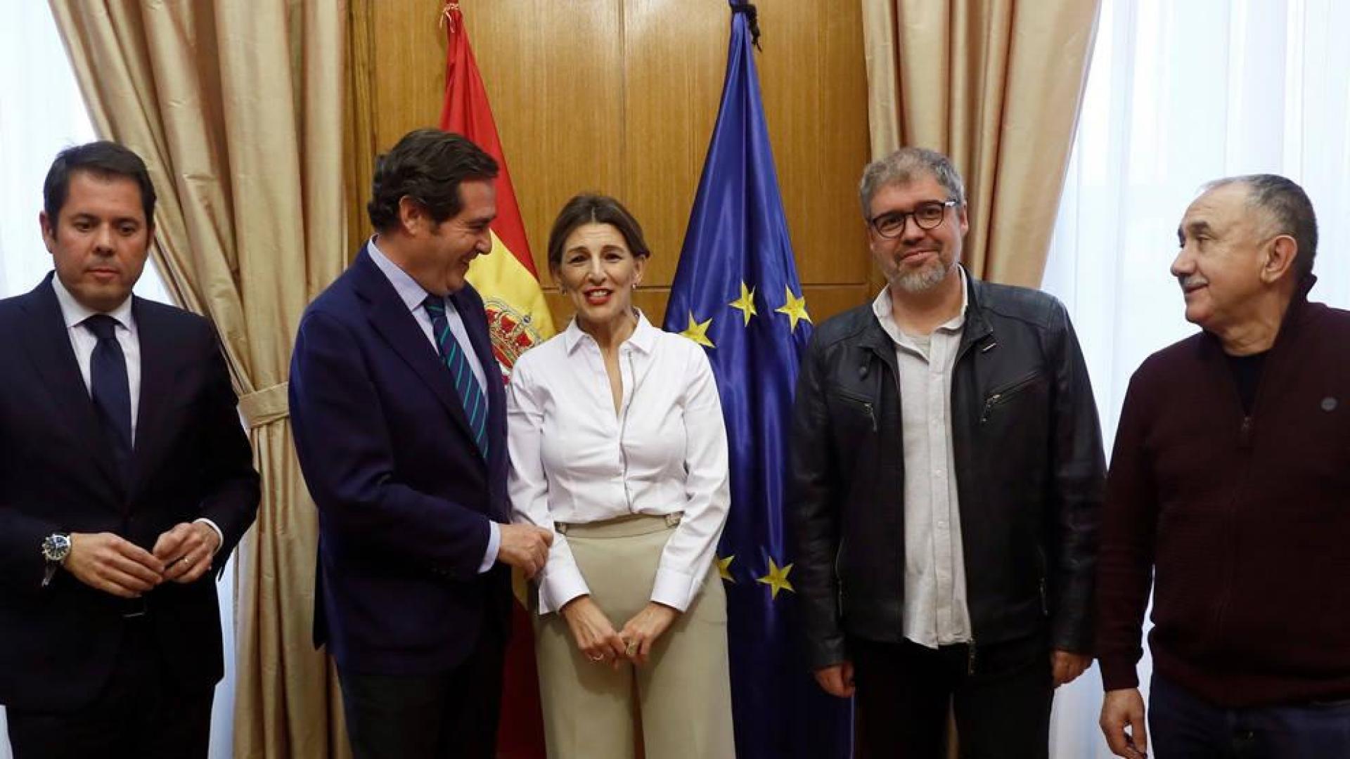 Gobierno y agentes sociales acuerdan subir el salario mínimo a 950 euros