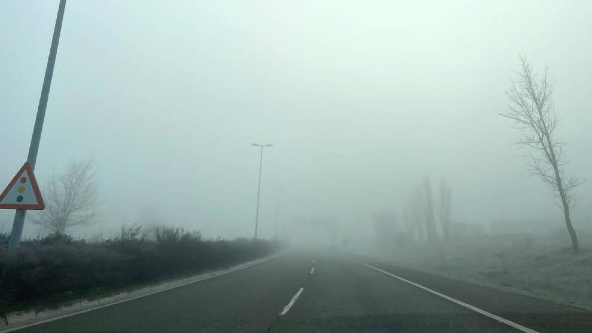 Niebla este domingo por la mañana en la carretera de entrada a Pamplona por Noáin.