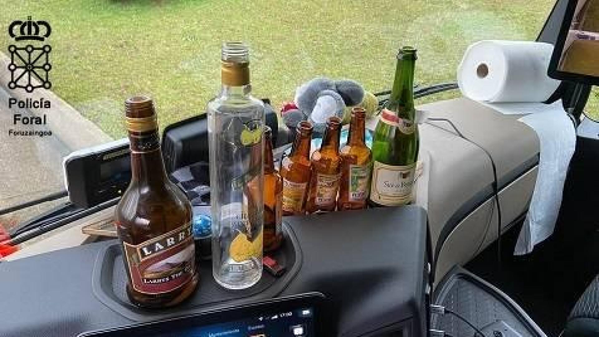 Botellas de bebida que la Policía Foral encontró en la cabina del camión