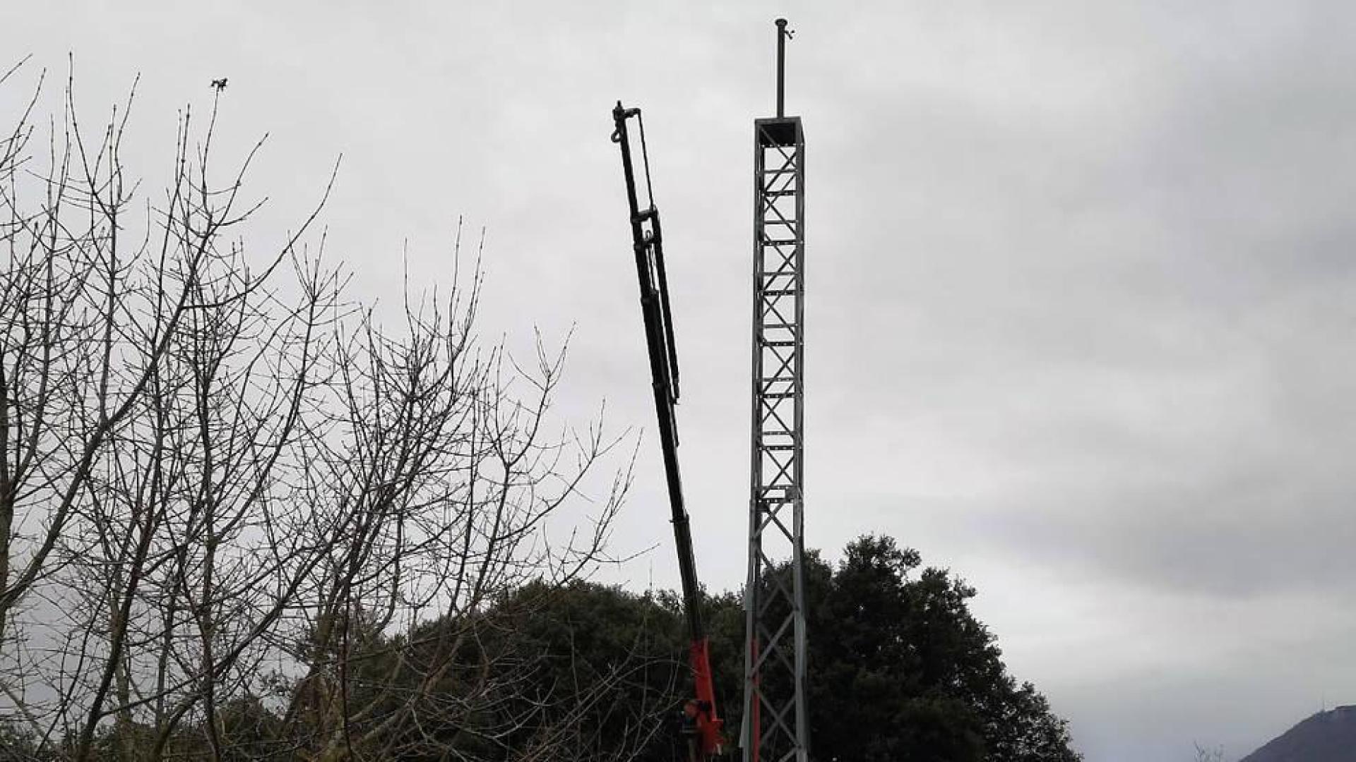 Fallece al caer la cesta de un camión grúa en el camping de Artaza