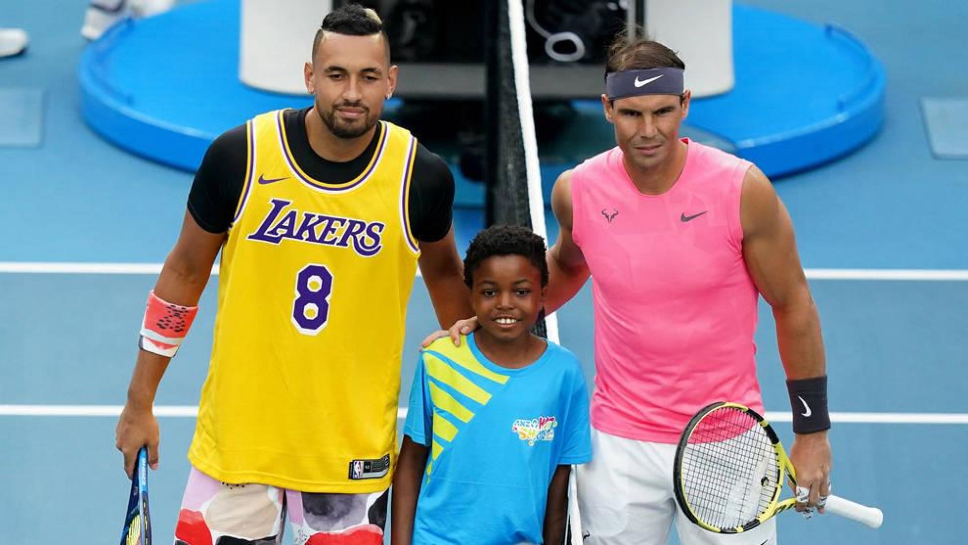 Nick Kyrgios y Rafa Nadal posan antes del partido.