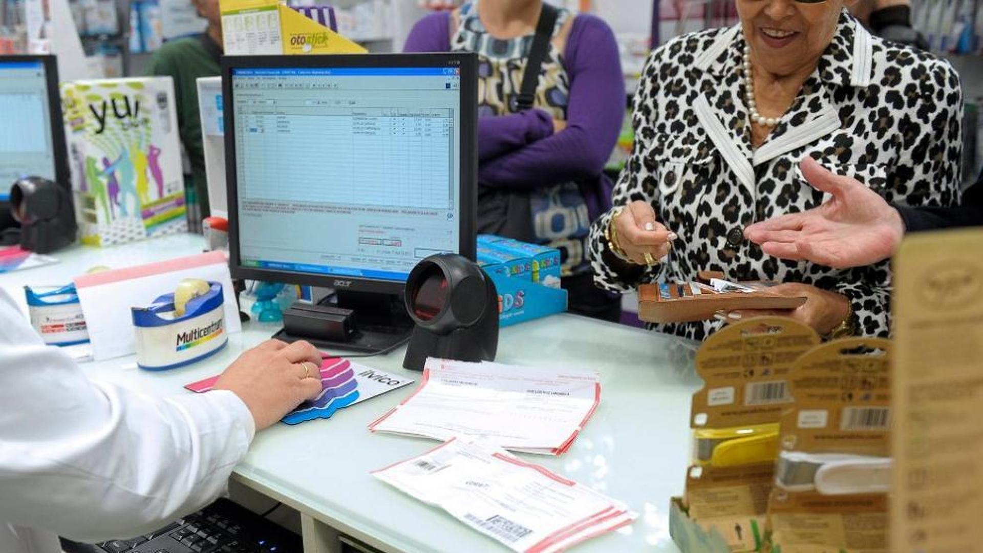 Dos pensionistas, retirando medicamentos este domingo en Pamplona