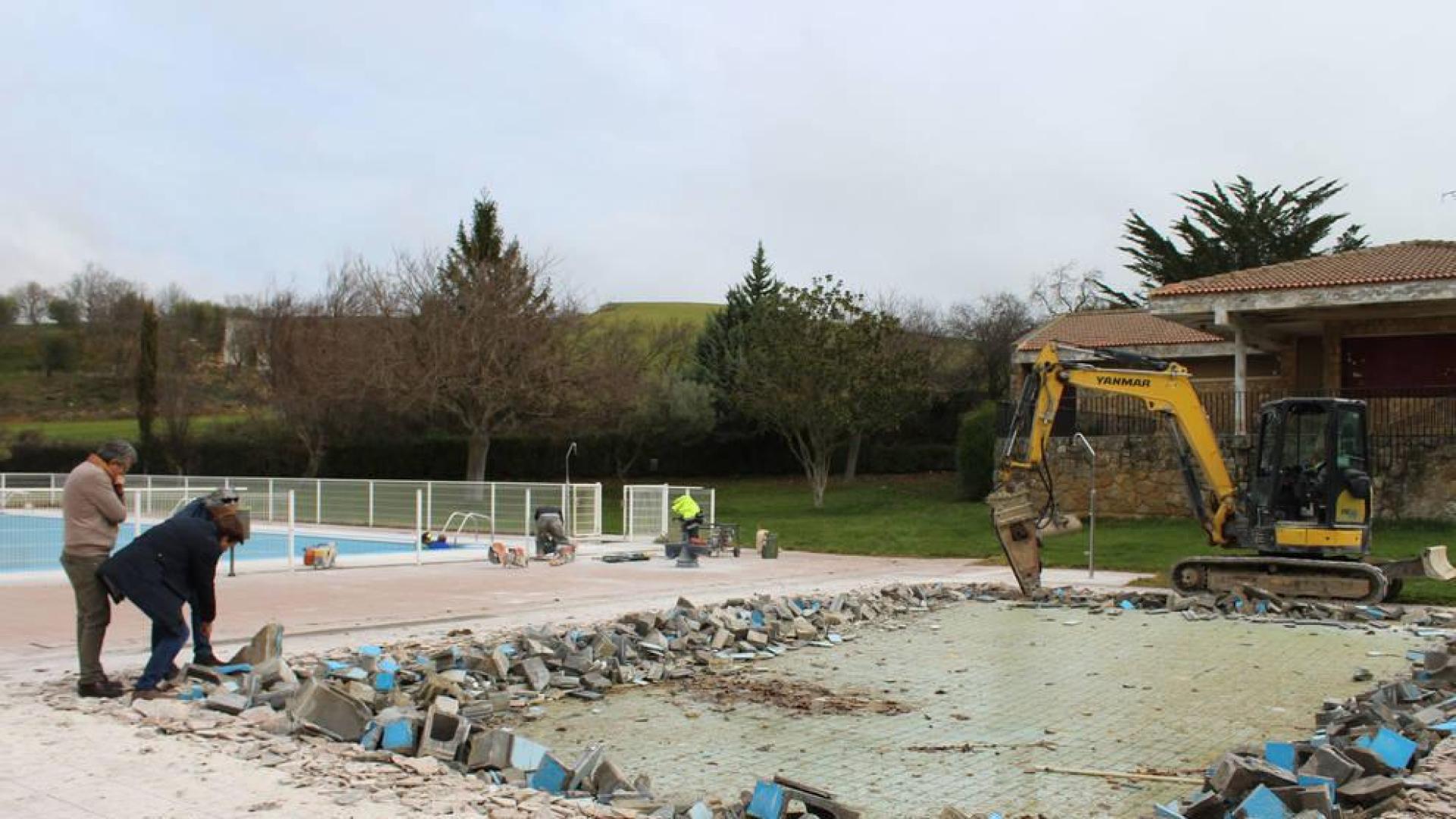 Las piscinas de Oteiza, en obras para frenar fugas de miles de litros al día