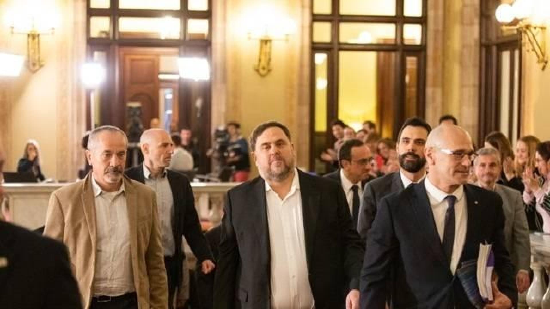 Los exconsellers presos llegan al Parlament entre aplausos y gritos de libertad