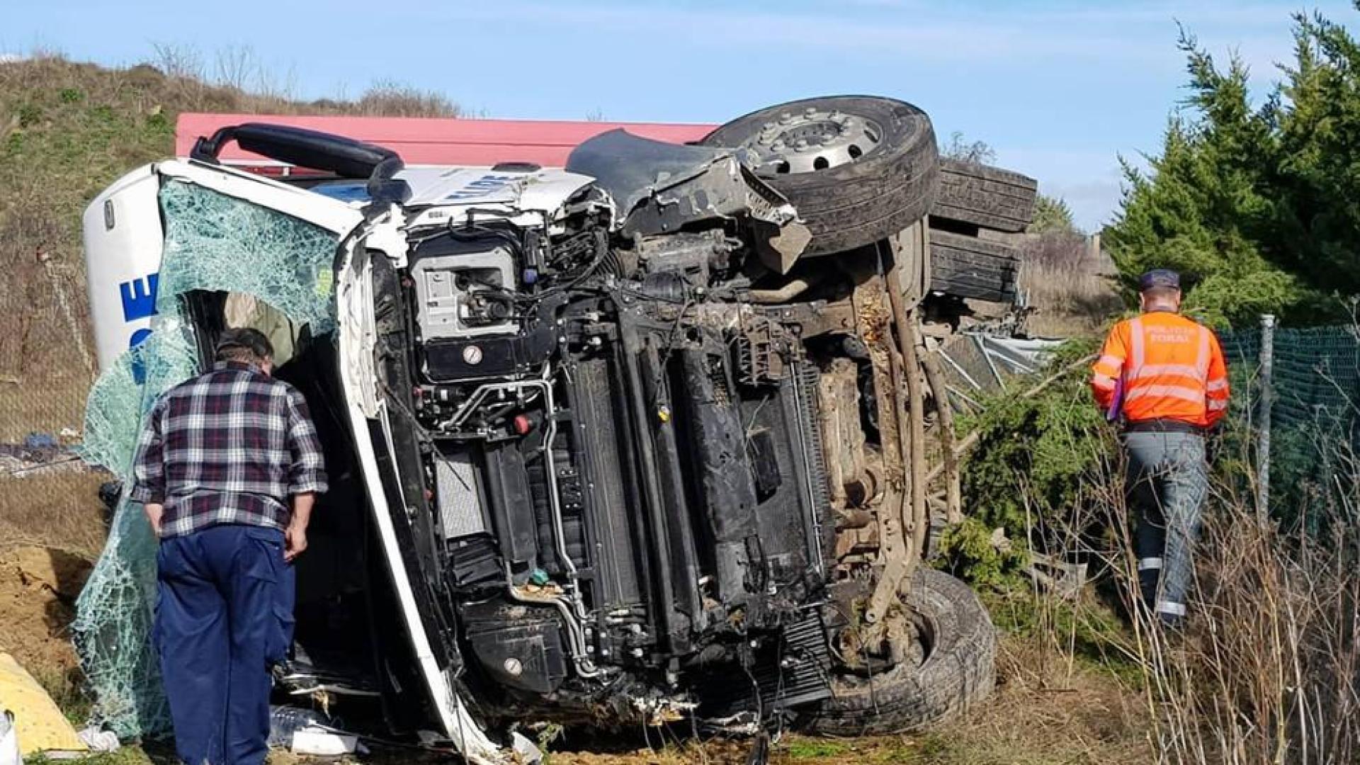 Dos camiones chocan en la AP-15 y uno de los vehículos termina volcando