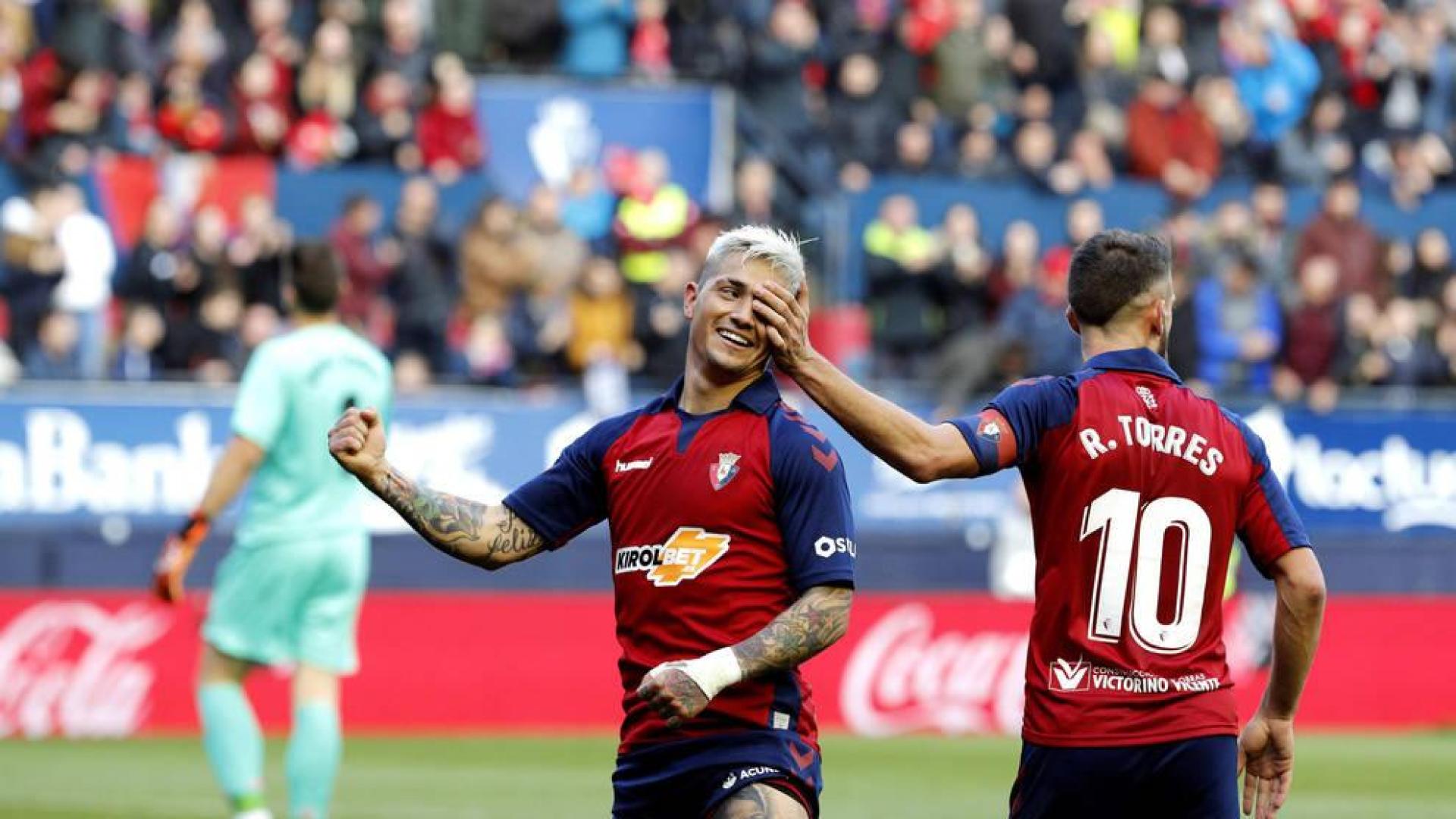 Los jugadores de Osasuna 'Chimy' Ávila y Roberto Torres, en un partido disputado en El Sadar.