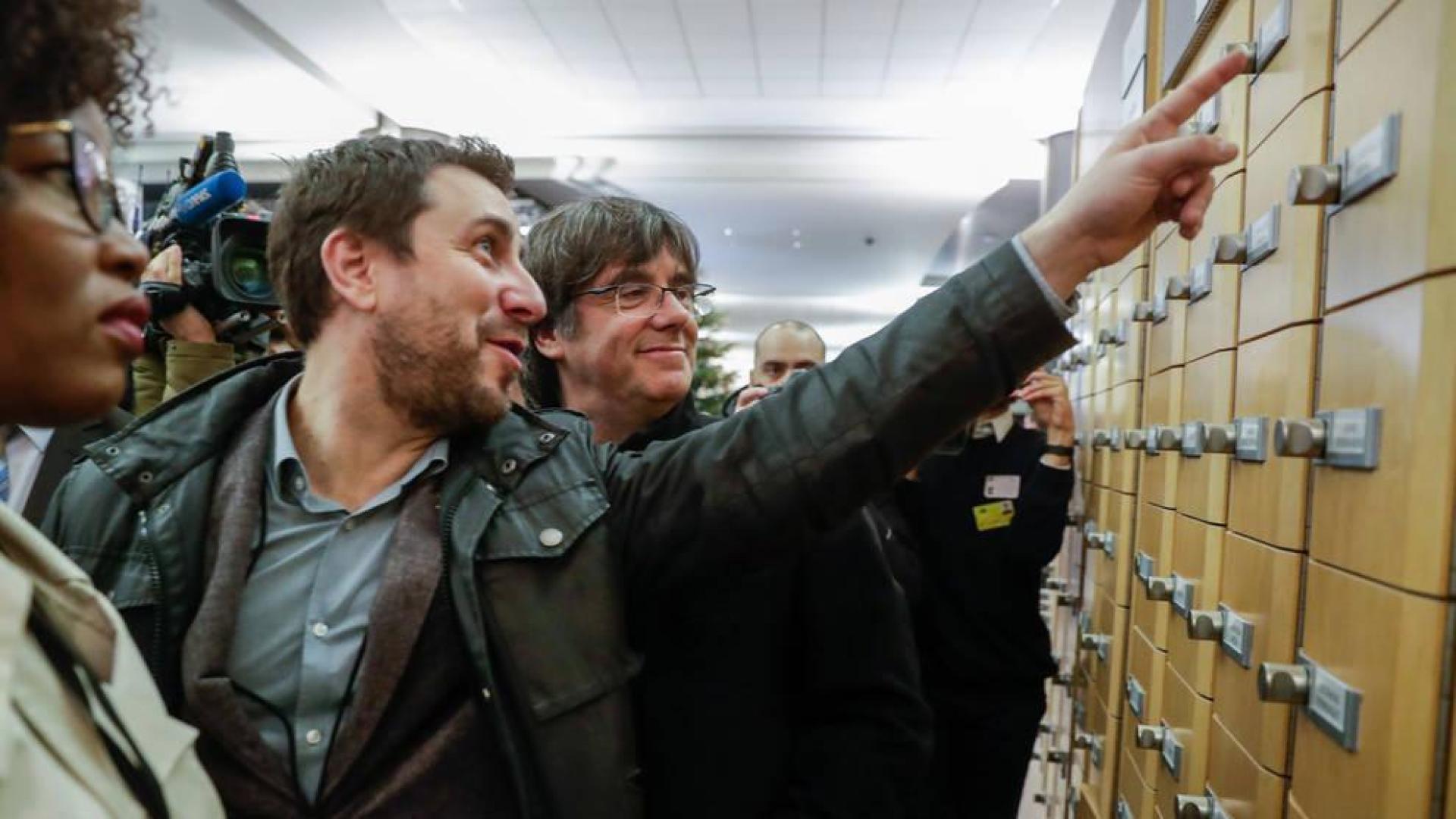 El expresidente de la Generalitat de Cataluña Carles Puigdemont, junto al exconsejero Toni Comín, visitan la sede del Parlamento Europeo.