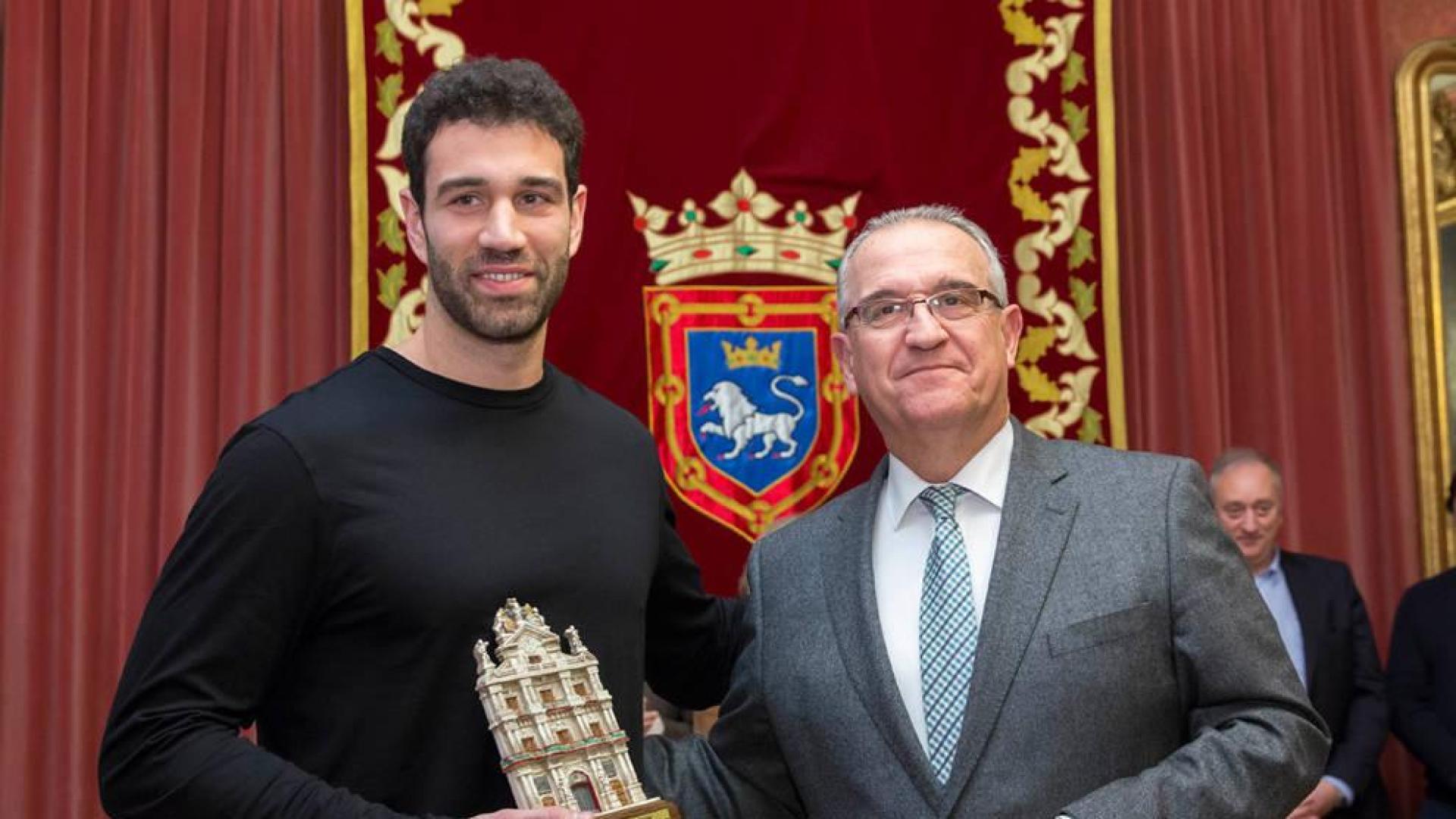 Recepción en el Ayuntamiento al campeón de Europa de balonmano Iosu Goñi