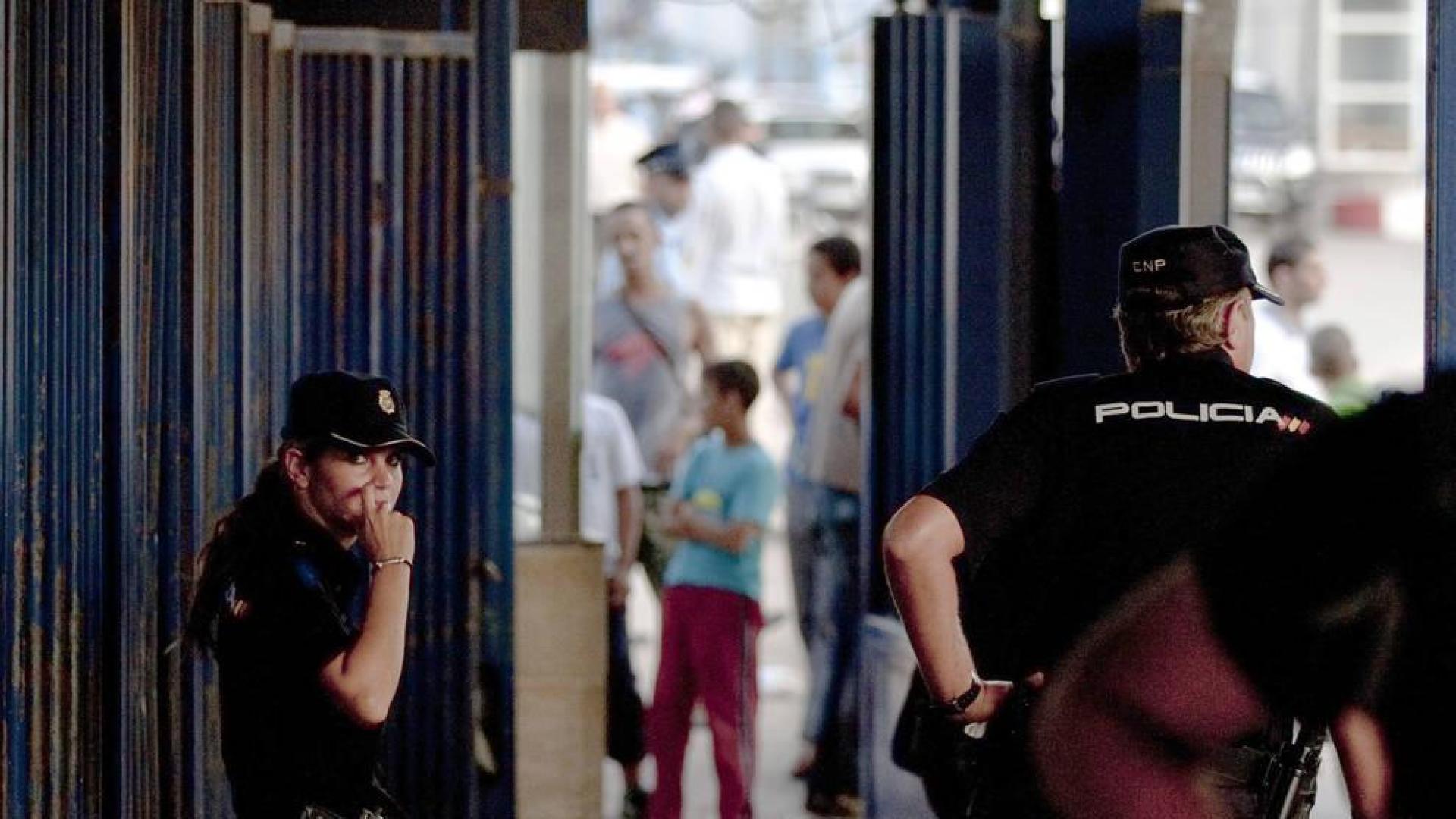 Policías controlando el puesto fronterizo de Melilla