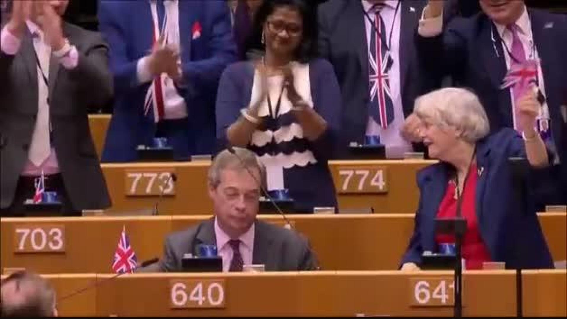 Los eurodiputados británicos a favor del Brexit se despiden del Europarlamento ondeando la Union Jack