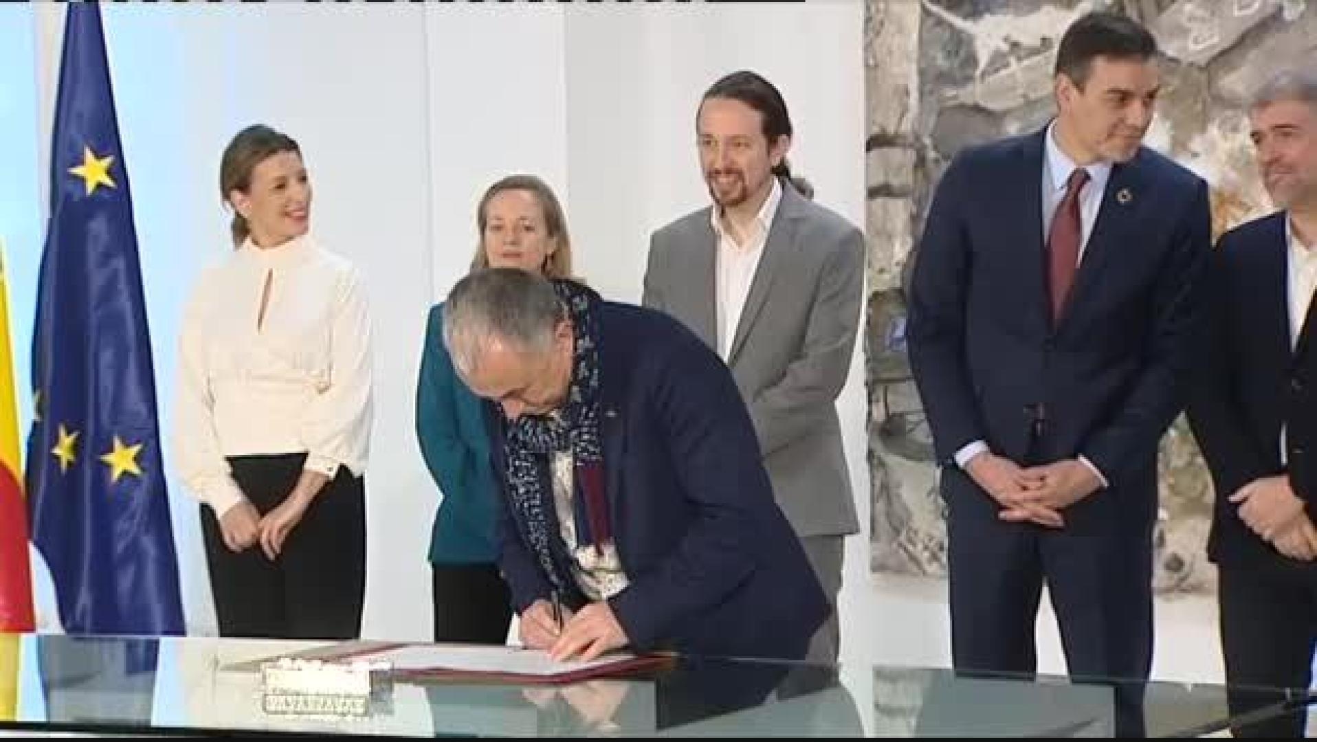 Vídeo | Gobierno y agentes sociales firman el acuerdo de subida del Salario Mínimo