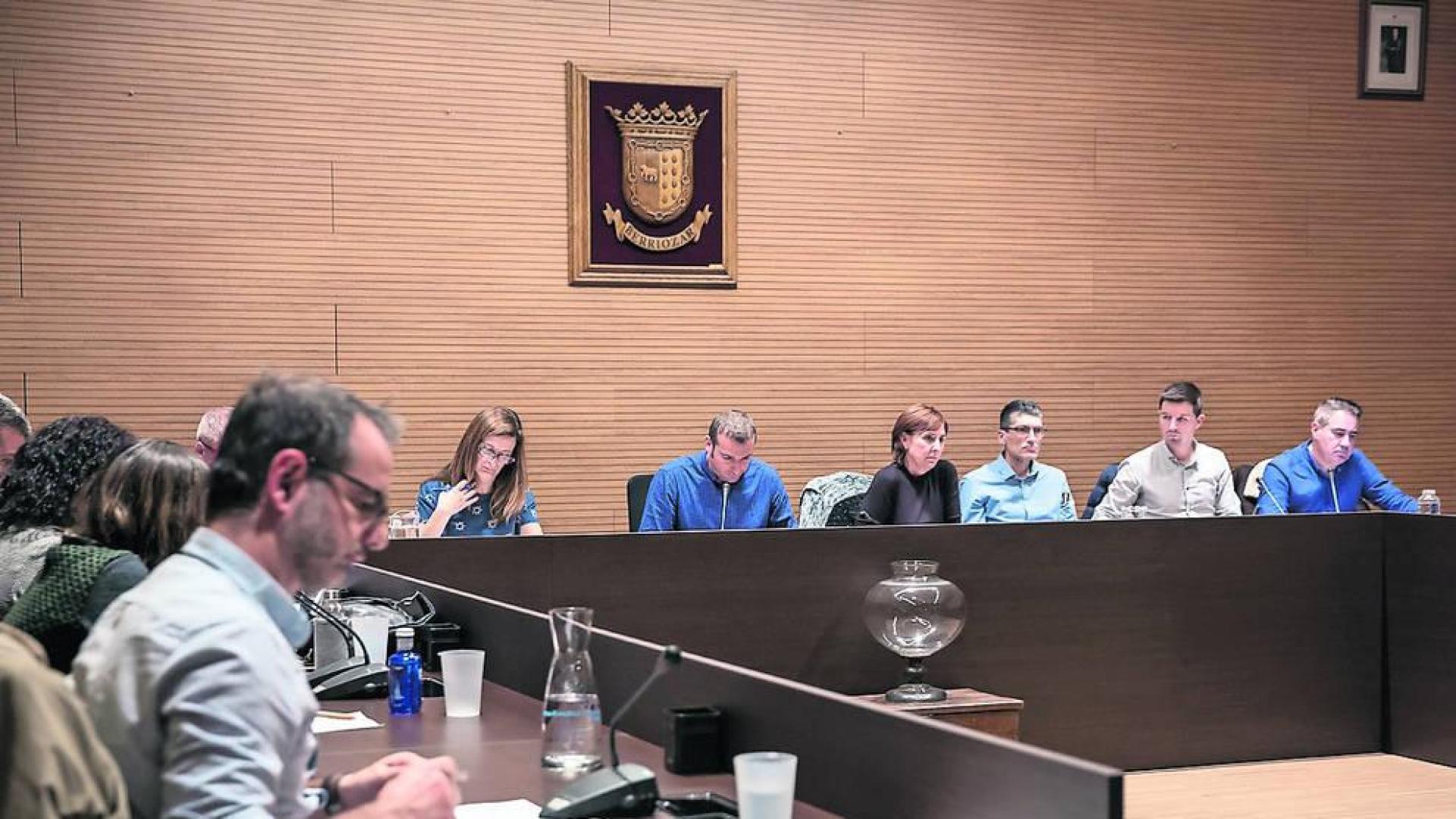 Imagen de archivo del pleno de Berriozar con ediles de I-E Podemos, EH Bildu y Navarra Suma.
