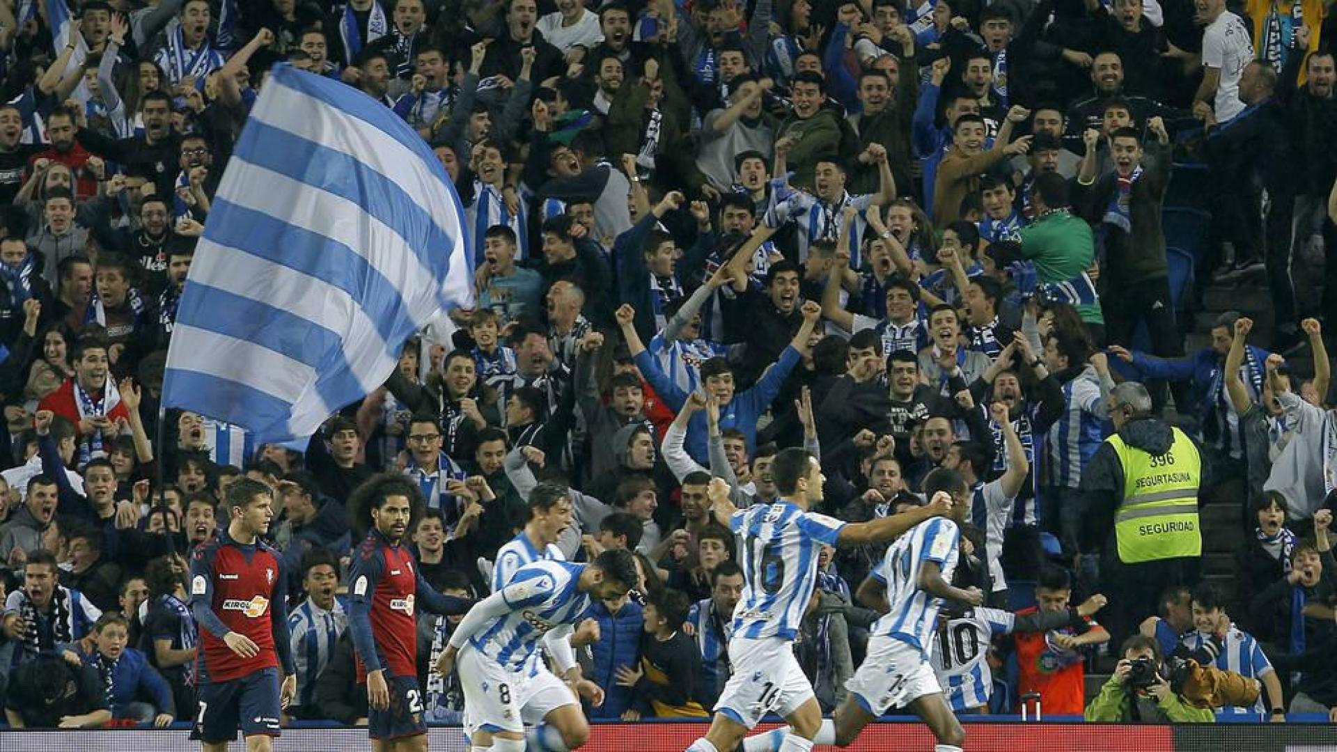 Los jugadores de la Real Sociedad celebran uno de los goles ante la desesperación de Cardona y Aridane.