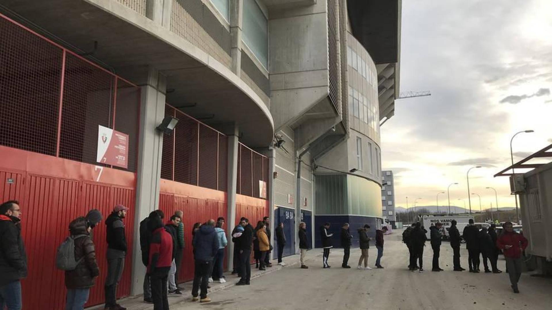 Colas en El Sadar para coger las entradas de la Copa del Rey ante la Real Sociedad.