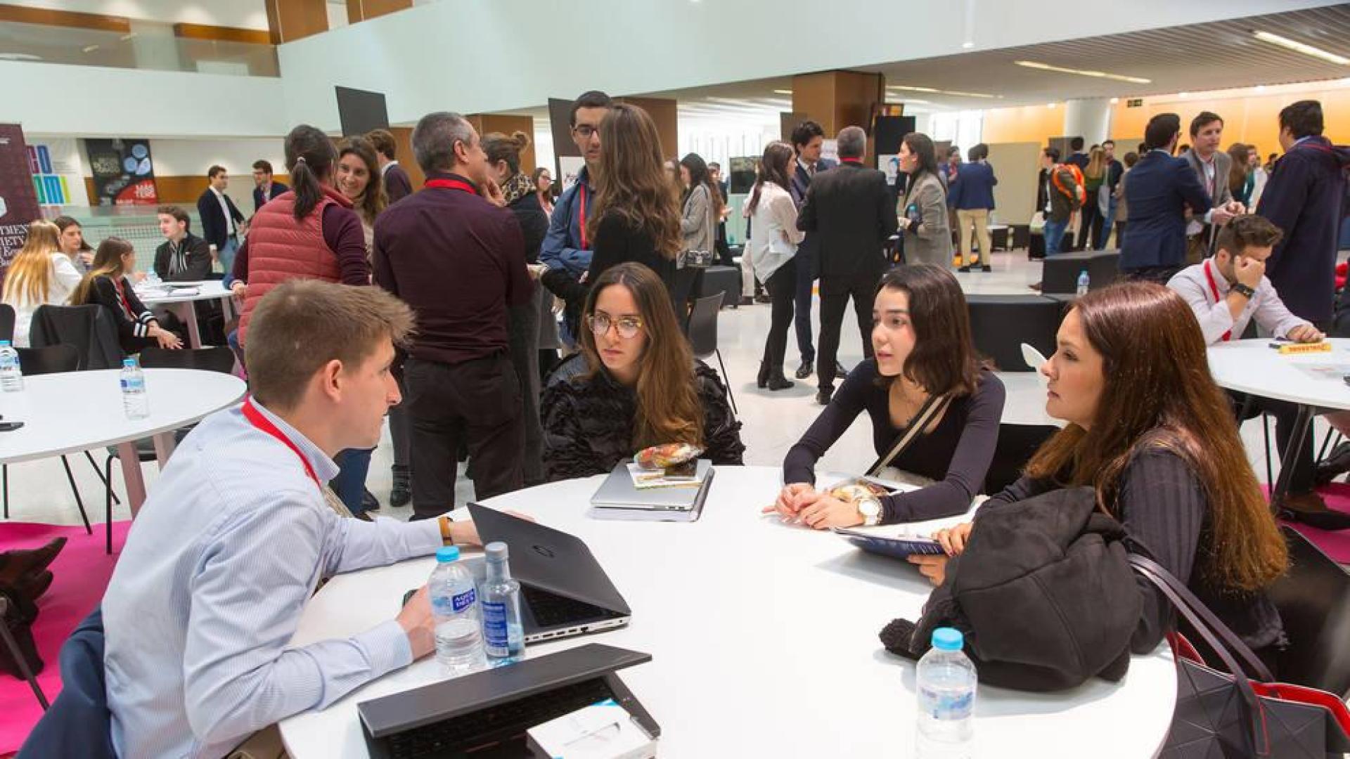Varias estudiantes, en la jornada del Recruiting Day en la Universidad de Navarra.