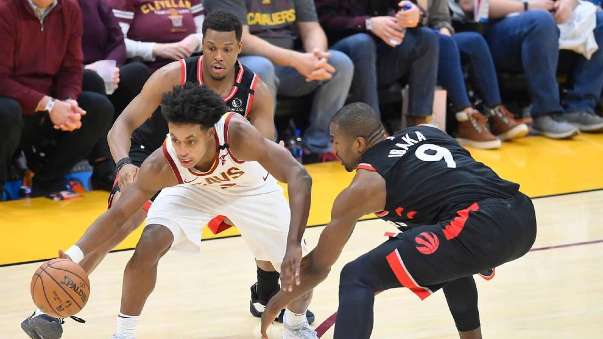 Ibaka defiende a Collin Sexton.
