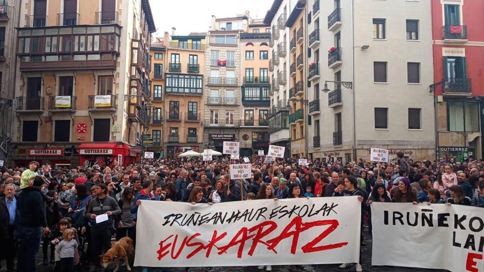 Cientos de personas rechazan el cambio en la oferta de tres escuelas infantiles en euskera