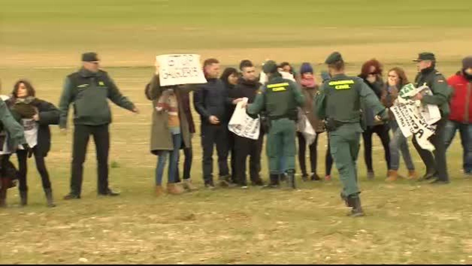 Un grupo de animalistas intentan reventar el Campeonato Nacional de Galgos en Ávila