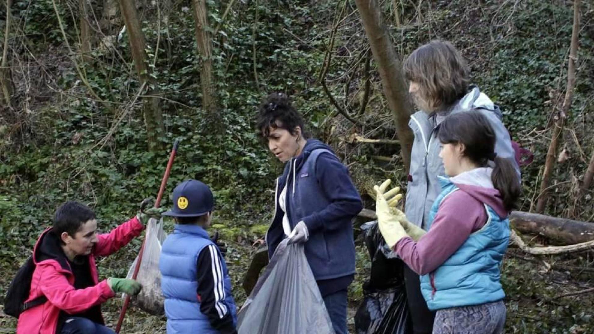 400 voluntarios, convocados por Alianza por el Clima, limpiaron el Arga.