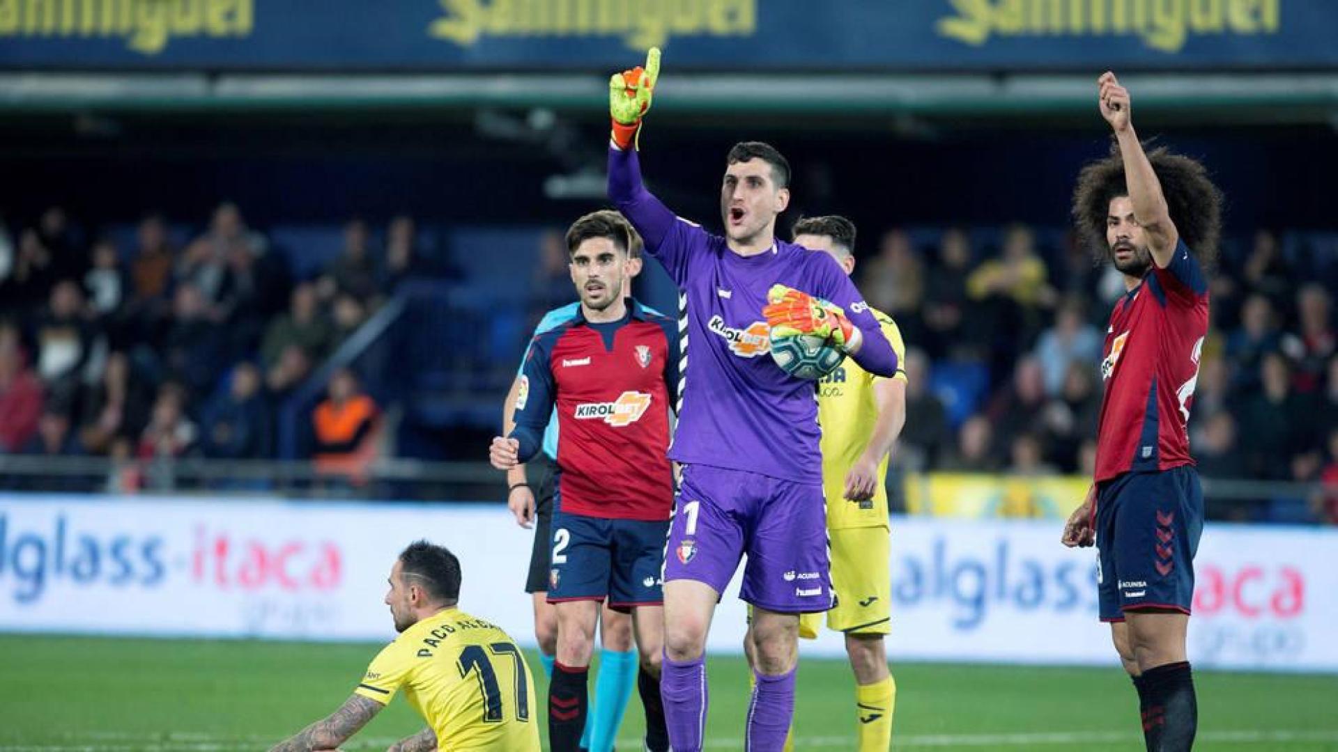 Sergio Herrera y Aridane piden fuera de juego en la jugada del penalti a Paco Alcácer.