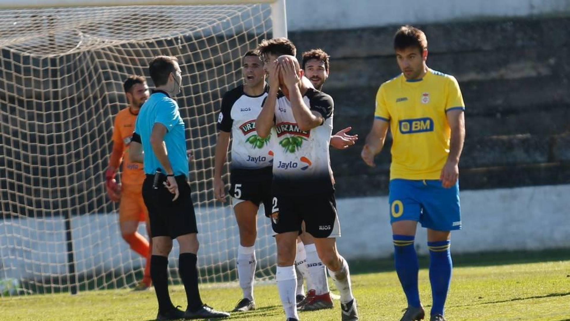 Lalaguna, Marcos Isla, Delgado y Diego Suárez reaccionan a la decisión del colegiado de señalar el penalti que supuso el 2-2.
