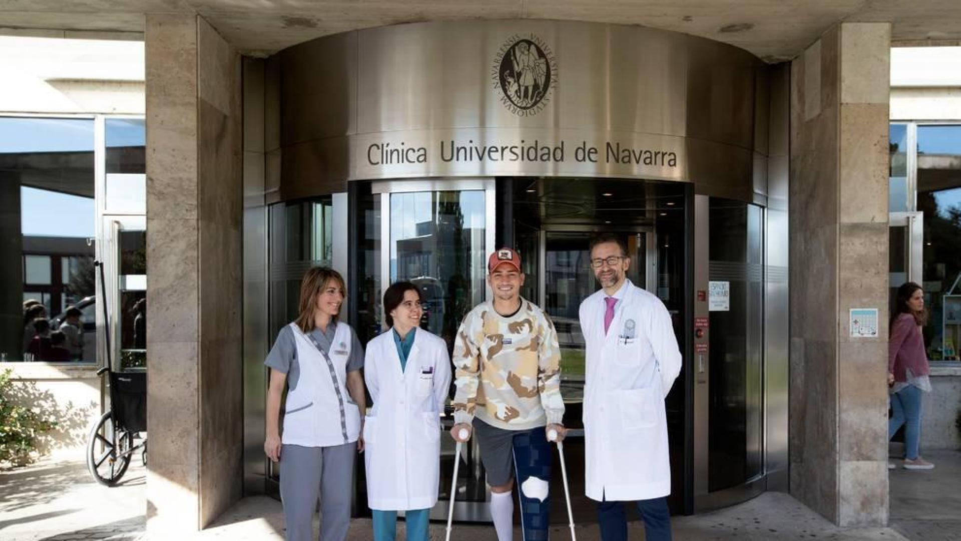 El Chimy Ávila esta mañana mañana saliendo de la Clínica Universidad de Navarra en compañía del doctor Andrés Valentí y su equipo.