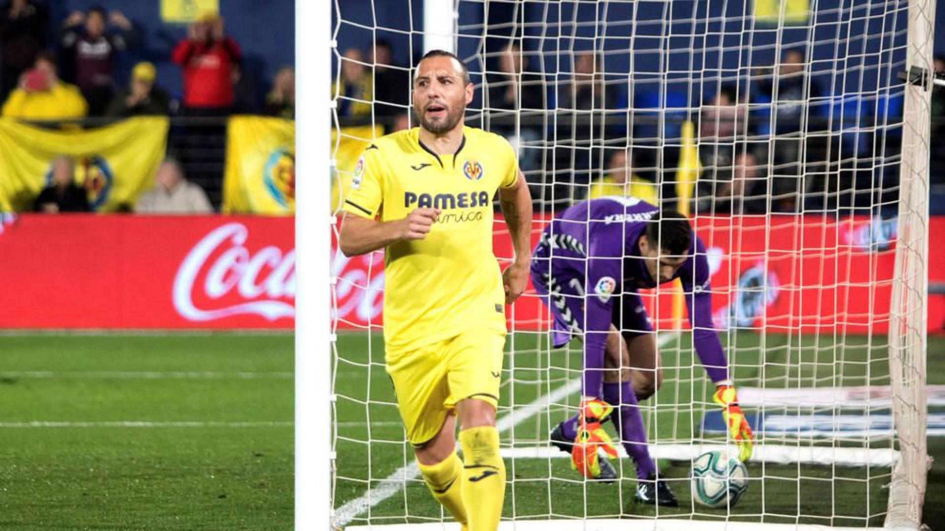 Santi Cazorla celebra el tercer gol mientras Sergio Herrera recoge el balón de las redes.