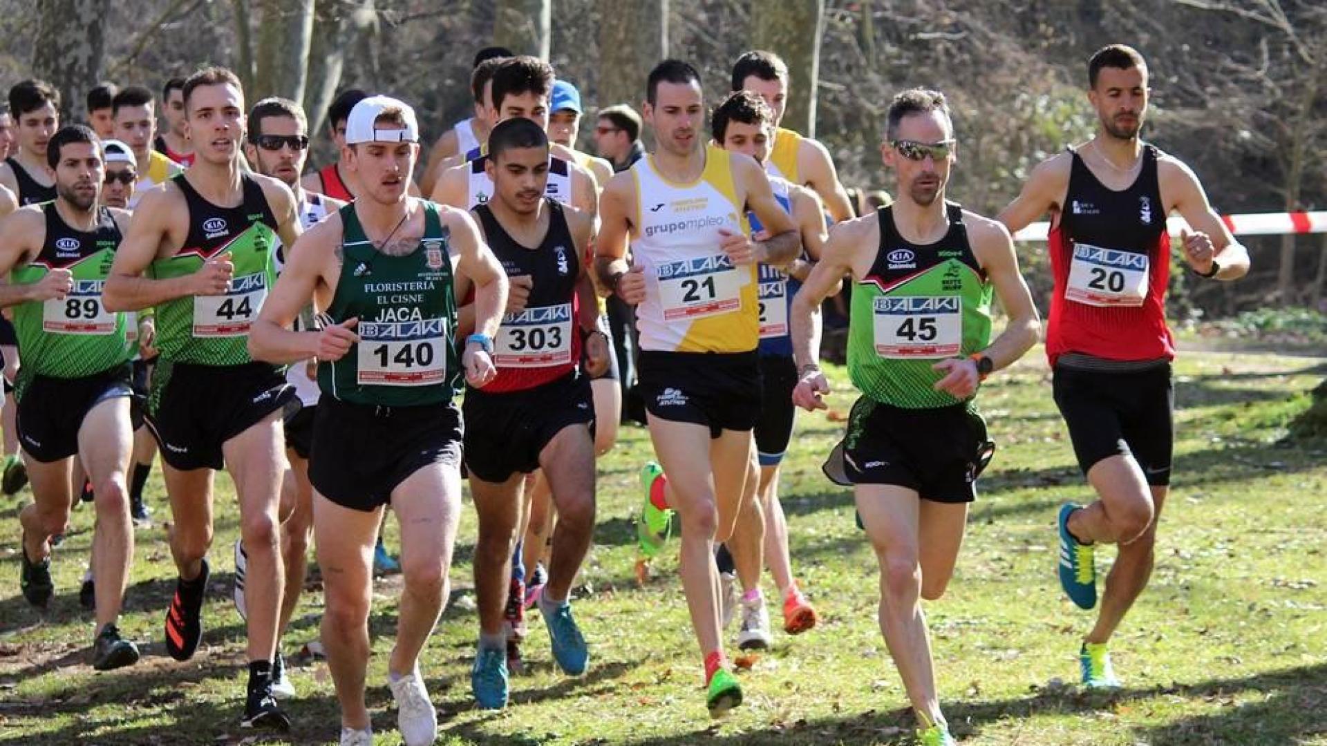 Javier Nagore y Alicia Carrera (Grupoempleo Pamplona Atlético) llegaron a Estella para revalidar el título foral en larga distancia en el cross del Club Atlético Iranzu.