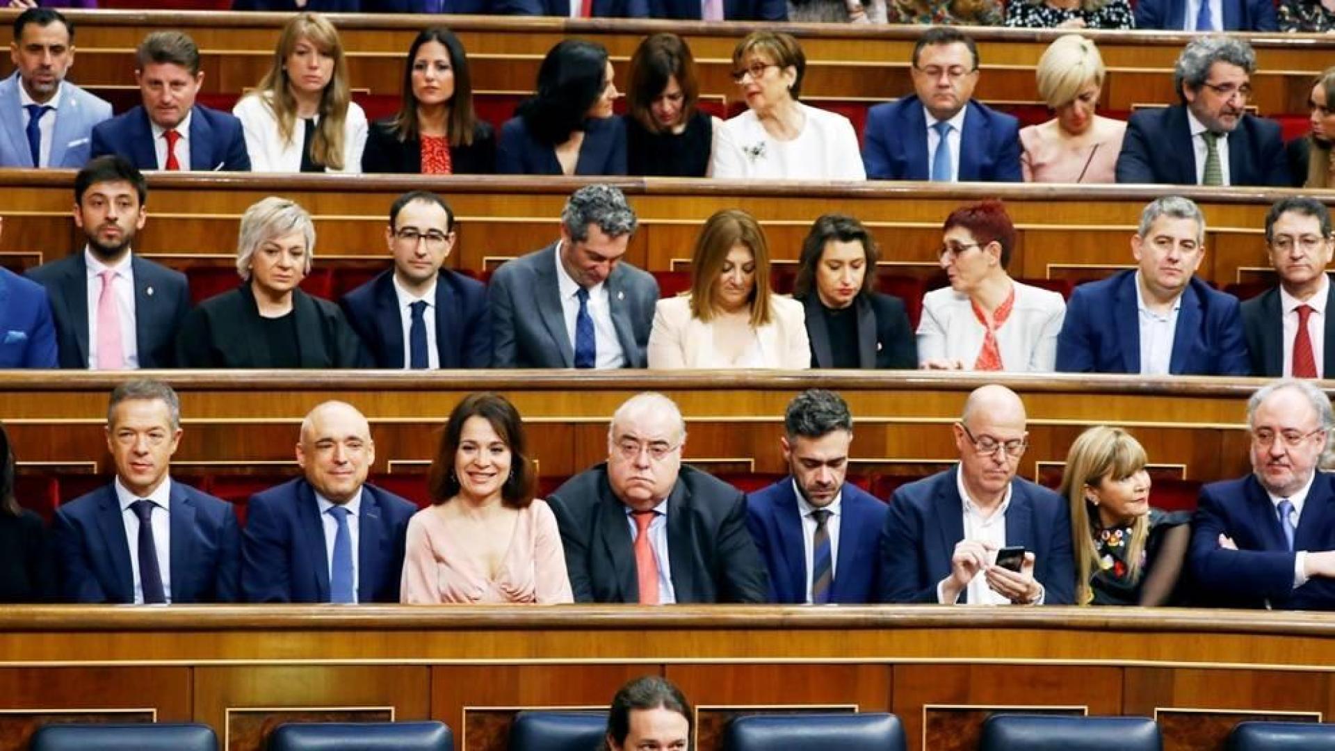 Pablo Iglesias y los ministros de Unidas Podemos aplauden al rey en el Congreso
