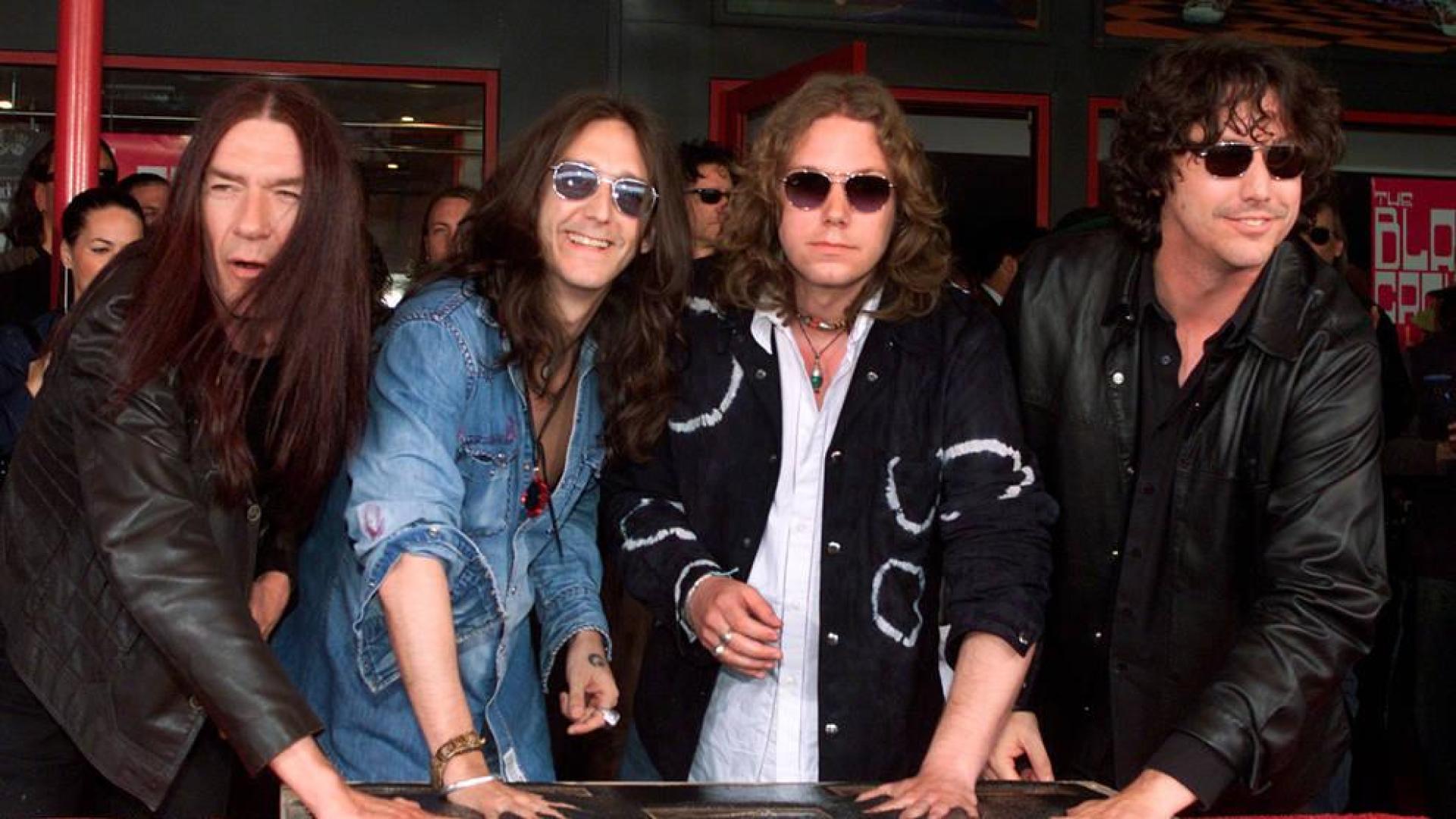foto de Los miembros del grupo de rock The Black Crowes en una foto de 2001