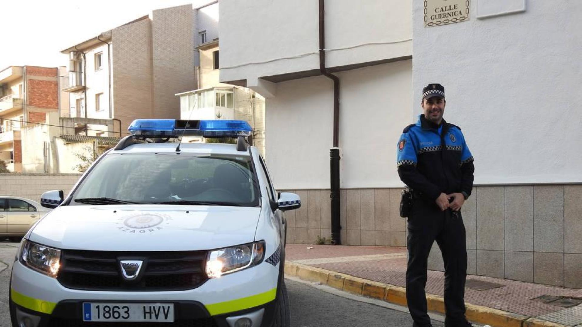 Juan Luis Pellejero Verdejo en el lugar en el que encontró inconsciente a la pequeña de 13 meses.