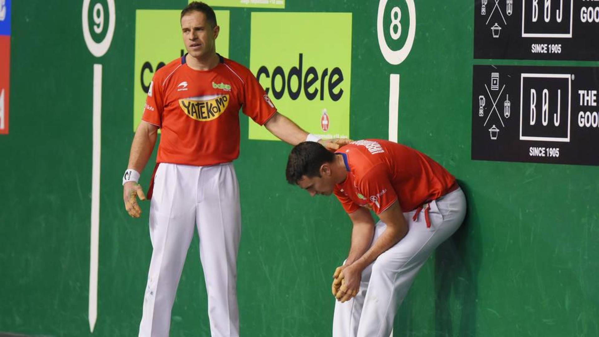 Aimar Olaizola consuela a Mikel Urrutikoetxea en el partido de Tolosa.