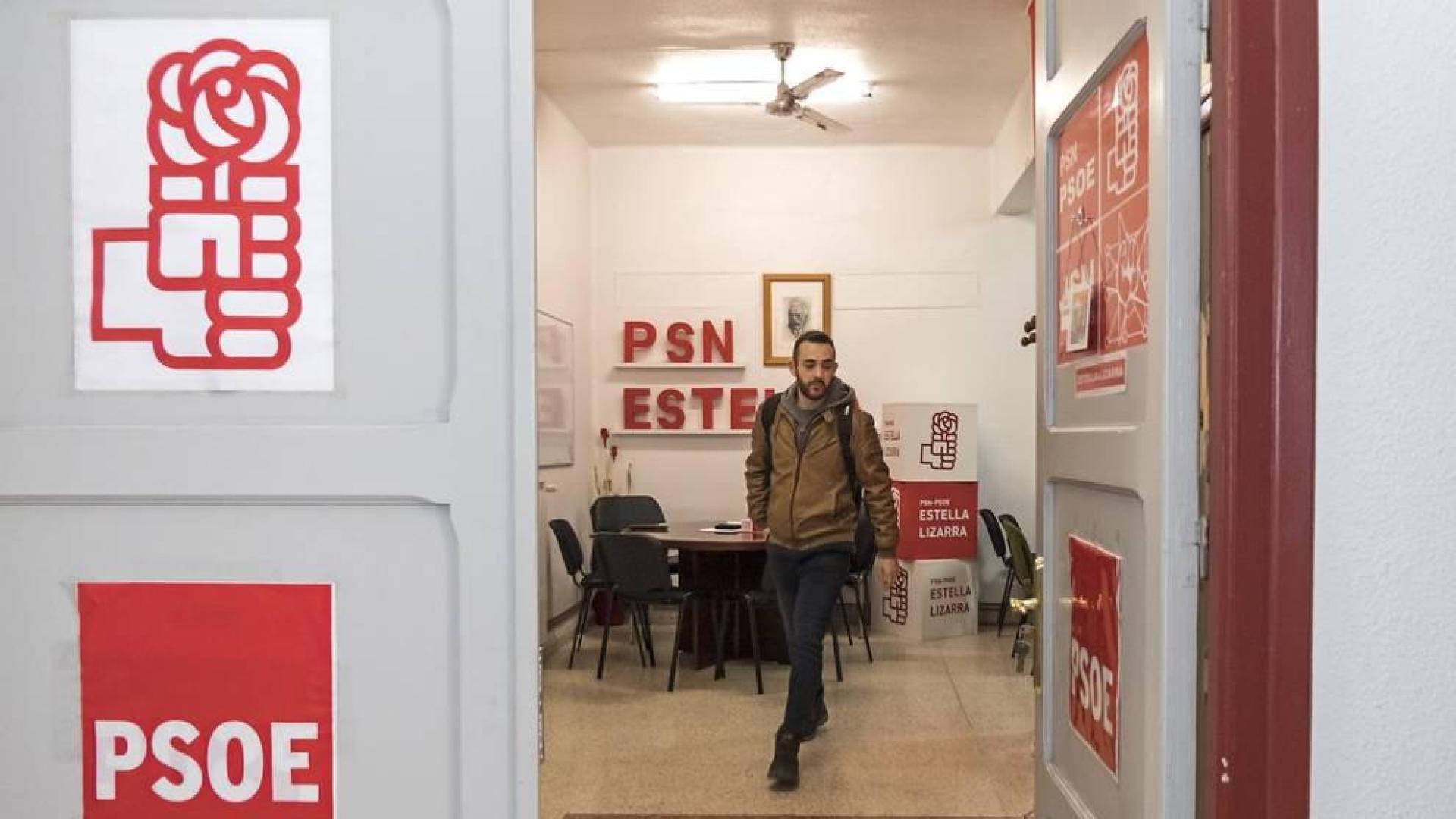Jorge Crespo abandona la sede del PSN de Estella tras su comparecencia ante los medios.