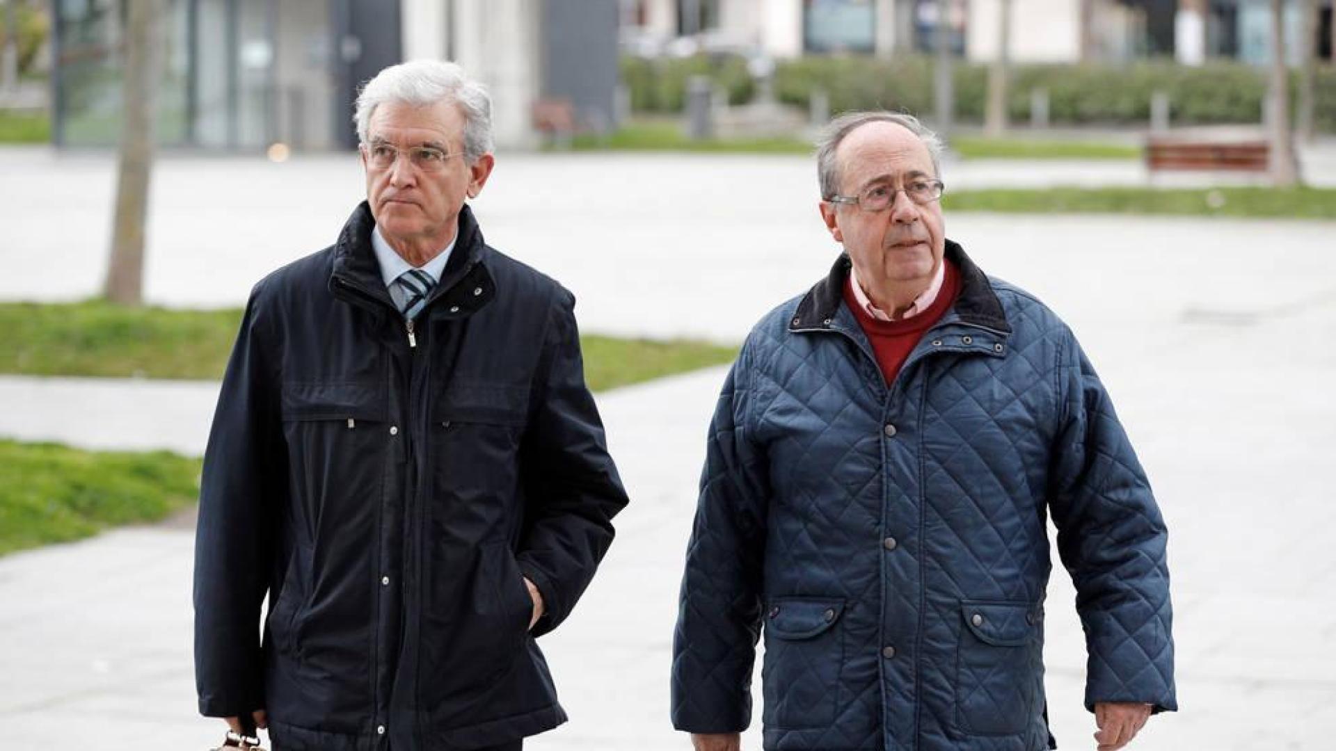 El exgerente del Club Atlético Osasuna Ángel Vizcay (d), llega, este martes, al Palacio de Justicia de Navarra donde continúa el juicio que se celebra estos días en Pamplona contra seis exdirectivos de Osasuna, tres exjugadores del Betis y dos agentes inmobiliarios acusados de delitos de apropiación indebida, societarios, falsedad en documento mercantil, falsificación de las cuentas anuales y corrupción deportiva por el supuesto amaño de partidos.
