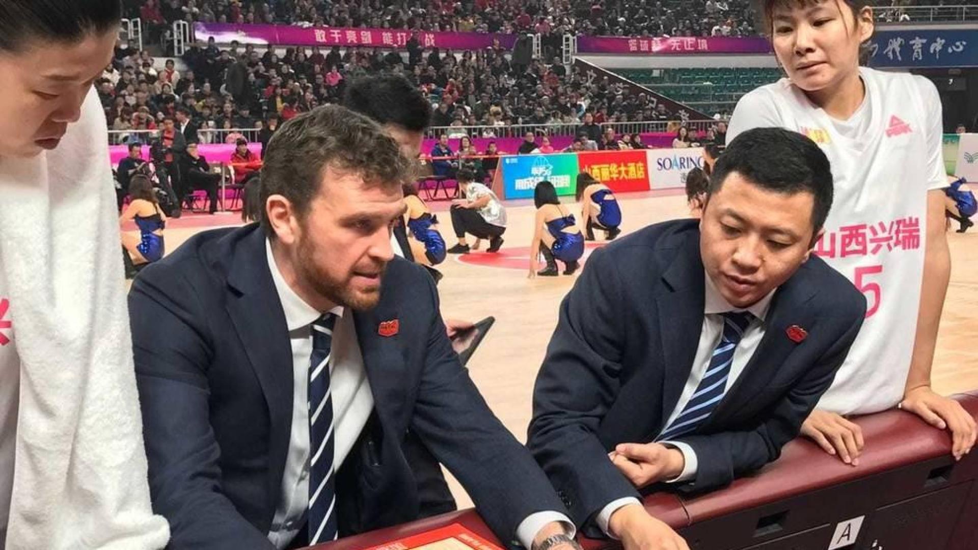 El entrenador pamplonés César Rupérez da indicaciones a sus jugadoras del Shanxi Riu Flame.