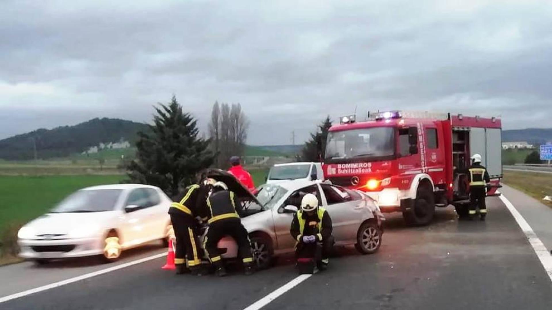 Un herido tras el choque entre dos vehículos en la AP15 en Tiebas