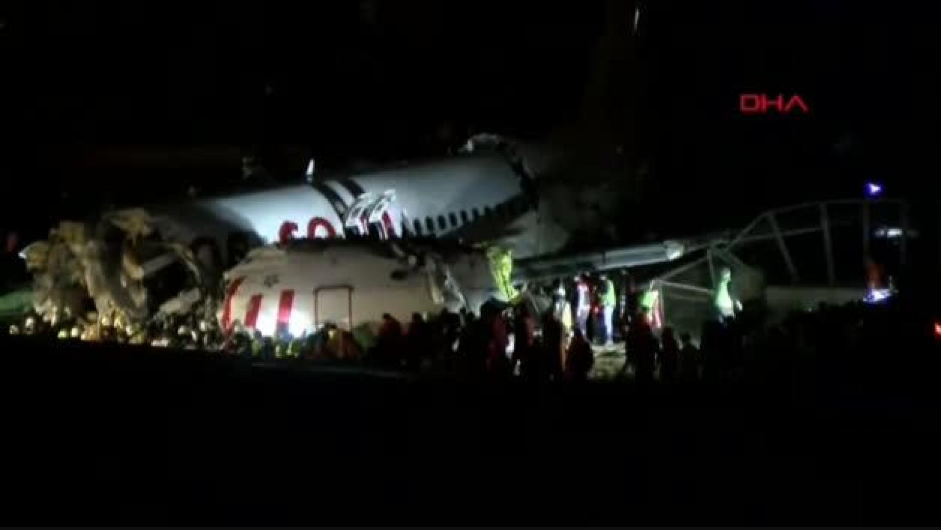 VÍDEO | Un avión se sale de pista en Estambul y se rompe en tres después de aterrizar