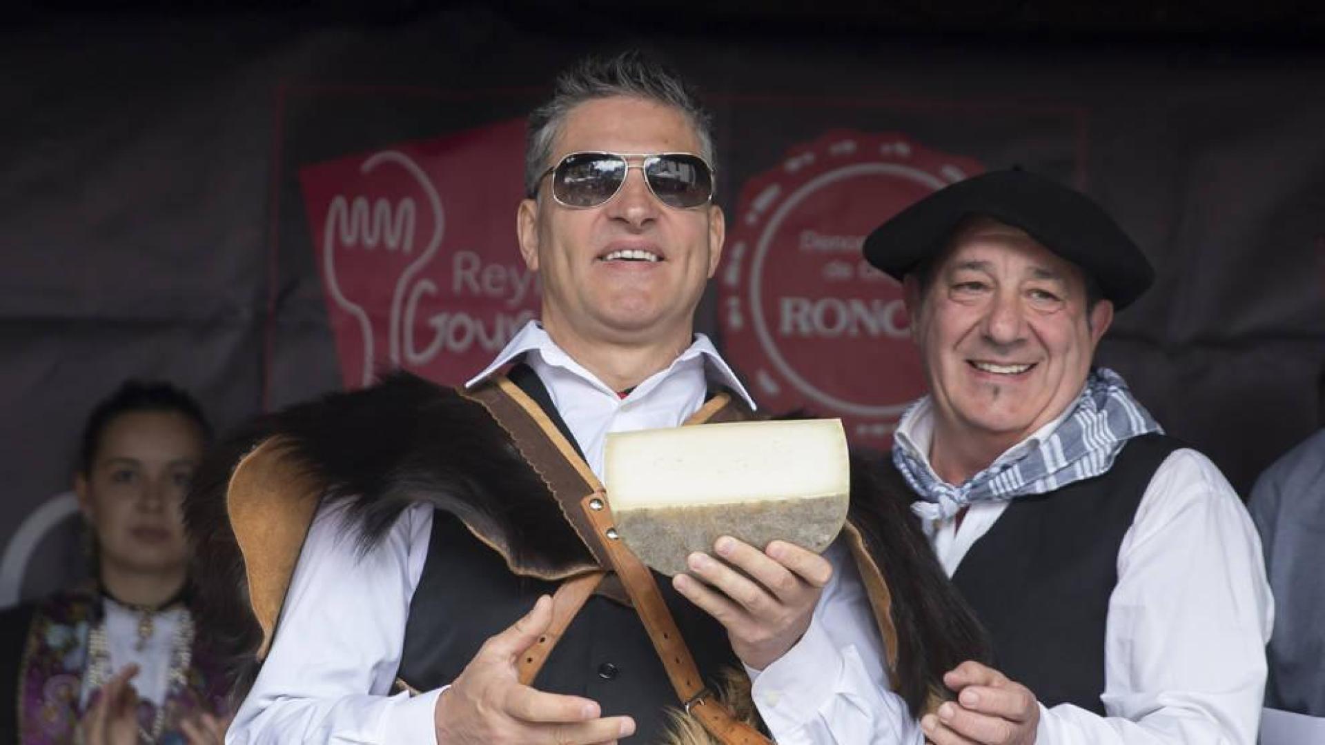 Serafín Zubiri corta en Burgui el primer queso de Roncal de la temporada