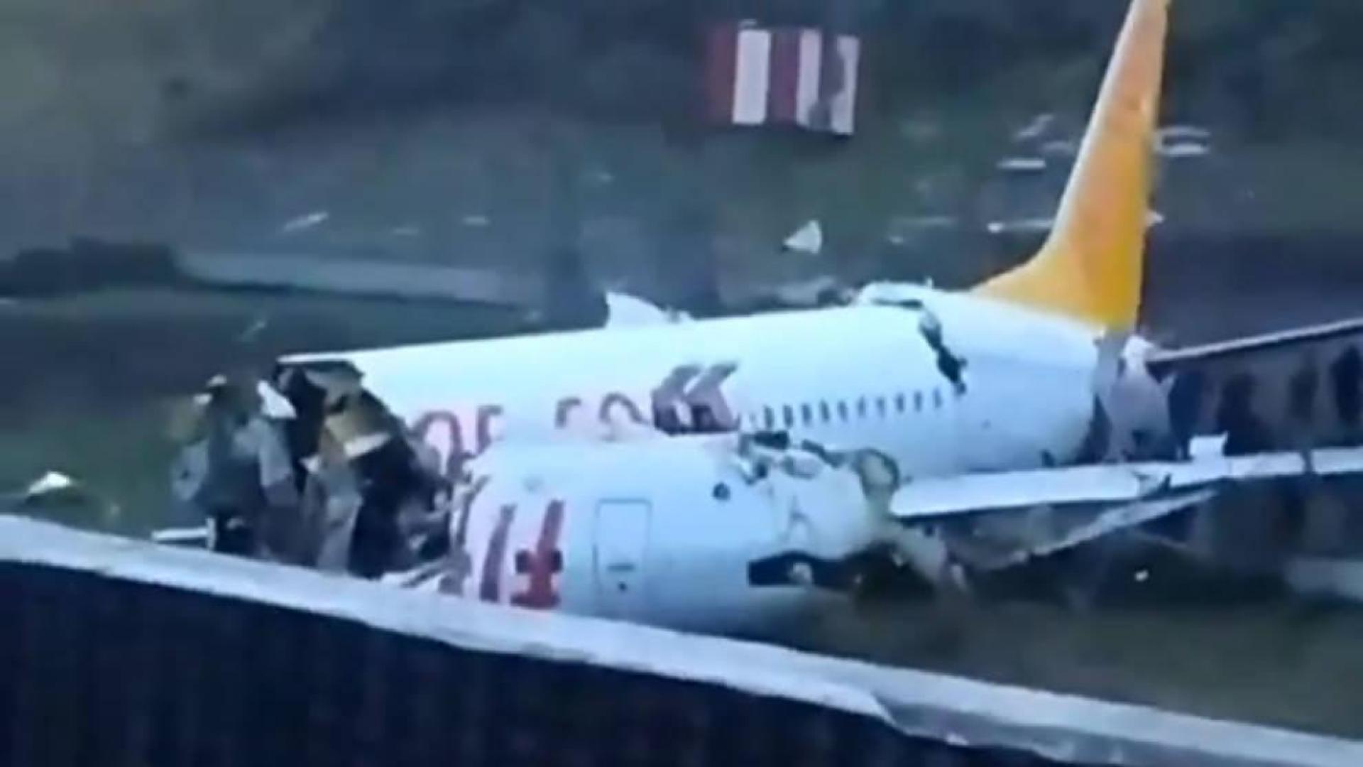 Un avión de pasajeros se sale de la pista en Turquía y se parte en tres trozos
