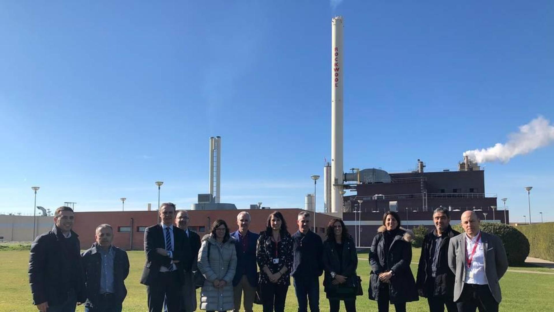 Autoridades y representantes de FEIQUE, FITAG, UGT y empresarios de la zona visitan las instalaciones de Rockwool en Caparroso