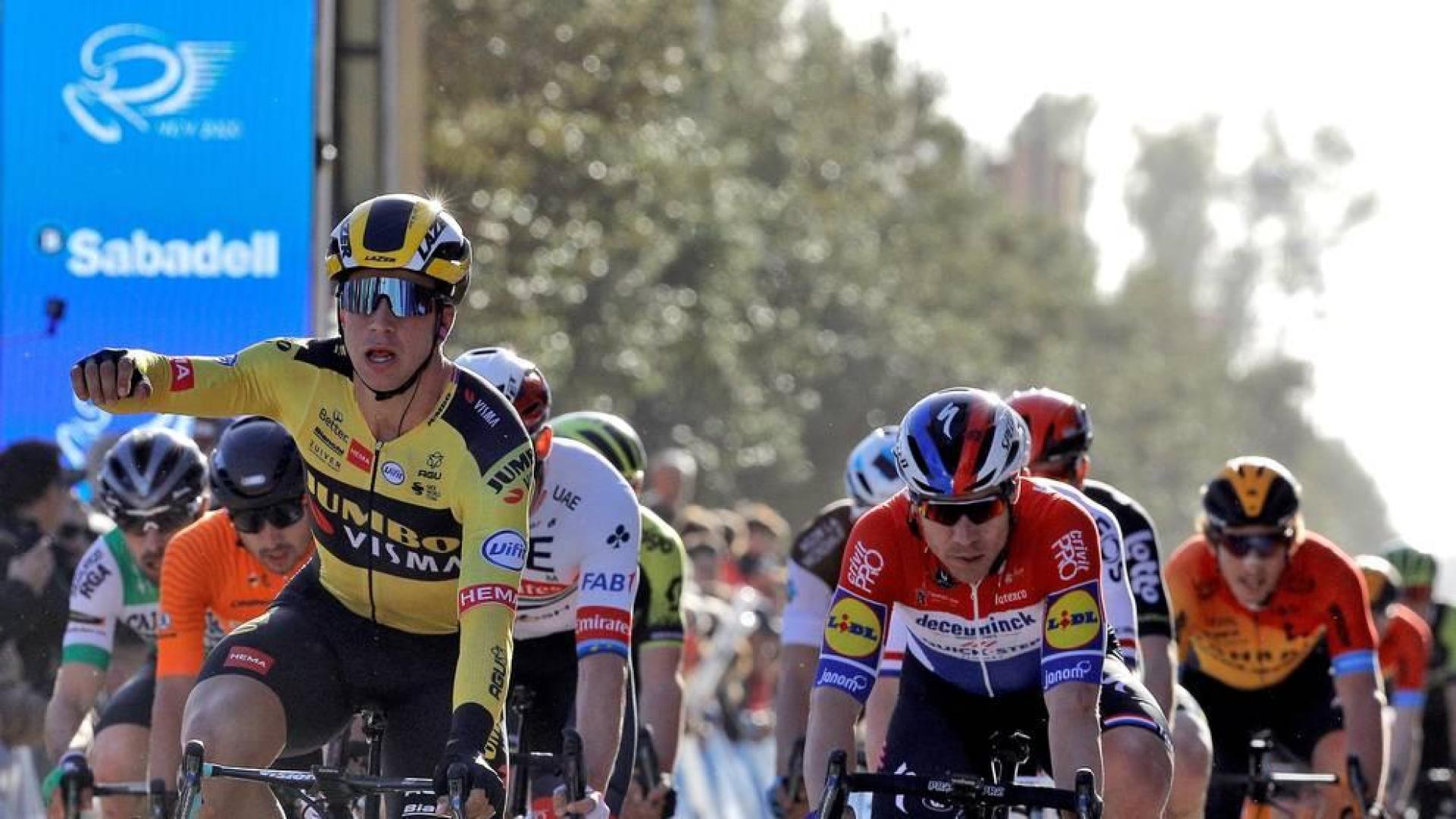 El ciclista holandés del equipo Jumbo-Visma, Dylan Groenewegen (izqda), celebra su victoria en la primera etapa de la 71ª edición de La Vuelta Ciclista a la Comunitat Valenciana disputada entre Castellón y Villarreal.