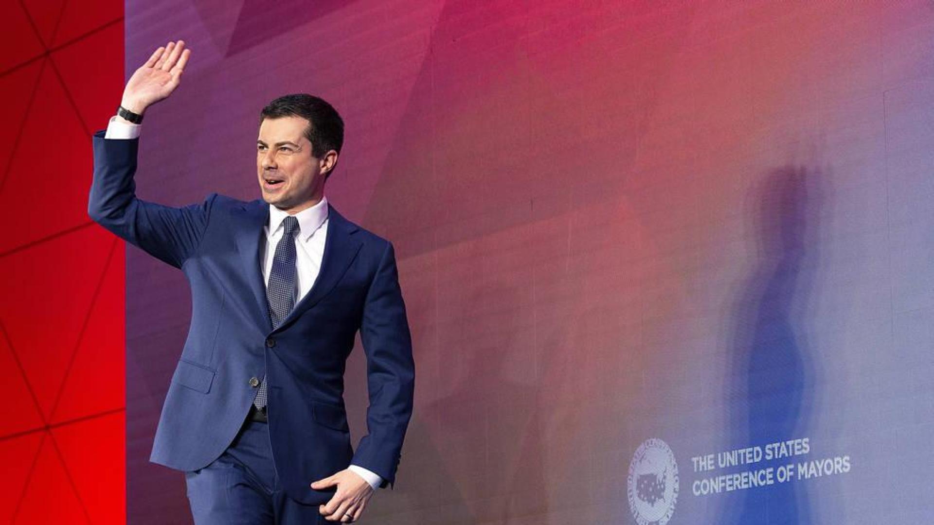 Buttigieg y Sanders encabezan Iowa, en medio de la polémica por los resultados