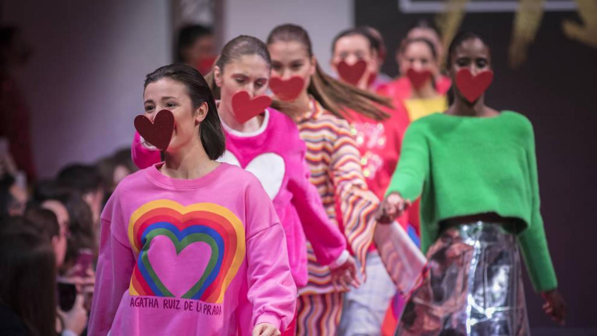 La firma Ágatha Ruiz de la Prada volverá a inundar la pasarela de colores y diseños atrevidos y rompedores, señas de identidad de la famosa diseñadora.